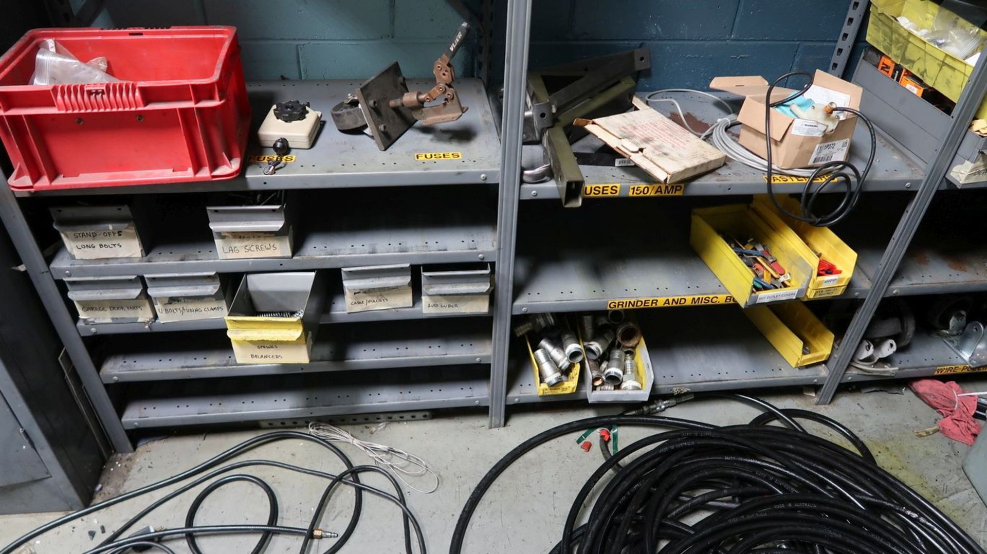 (LOT) CONTENTS OF MAINTENANCE ROOM INCLUDING LIGHTING, HYDRAULIC HOSE, HARDWARE, CONNECTORS, - Image 14 of 18