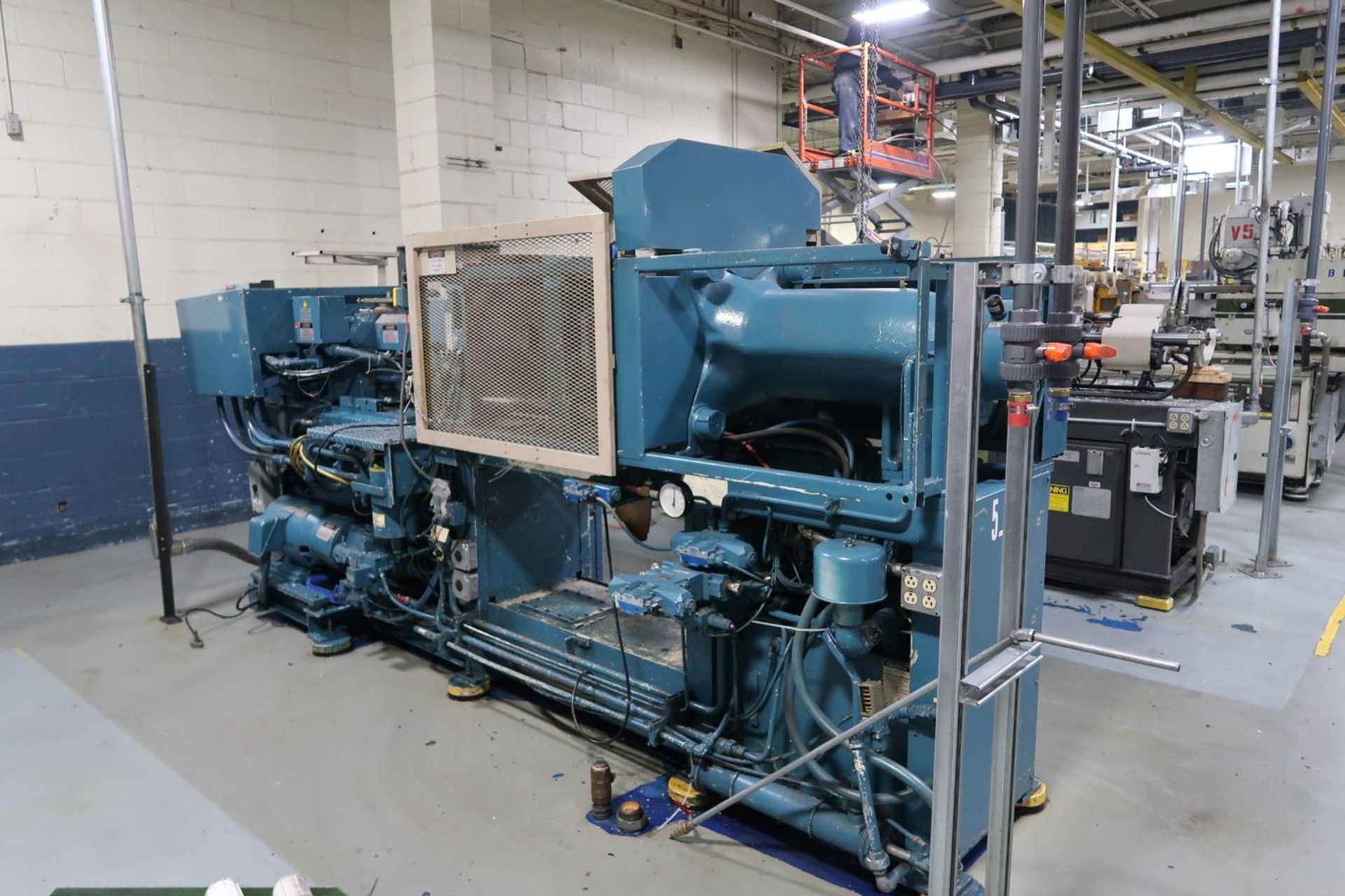 90-TON X 4.8-OZ. TOSHIBA MODEL 1SF90PSII-2B PLASTIC INJECTION MOLDING MACHINE (1992) - Image 4 of 16