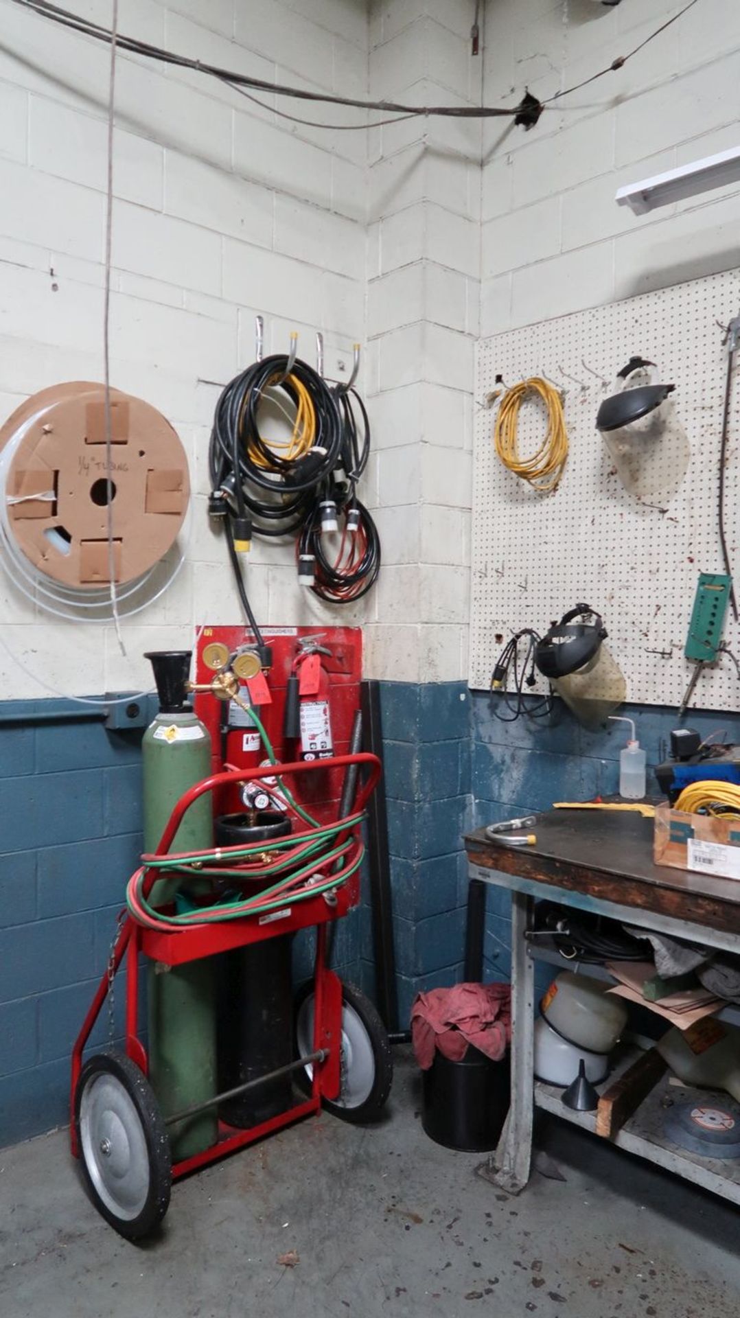 (LOT) CONTENTS OF MAINTENANCE ROOM INCLUDING LIGHTING, HYDRAULIC HOSE, HARDWARE, CONNECTORS, - Image 5 of 18