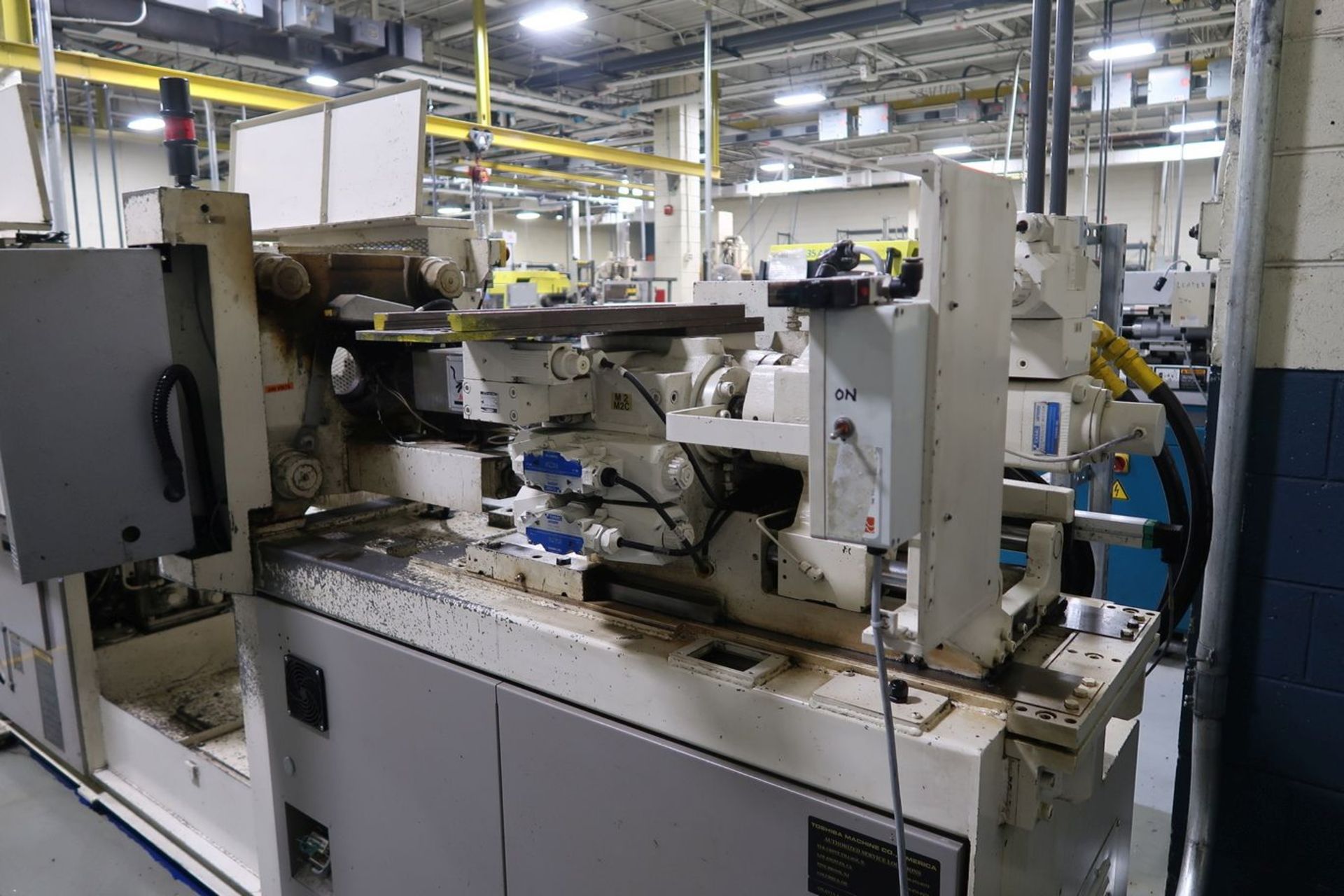 60-TON X 2.9-OZ. TOSHIBA MODEL 1SF60PV10-1.5B PLASTIC INJECTION MOLDING MACHINE (1996) - Image 10 of 16