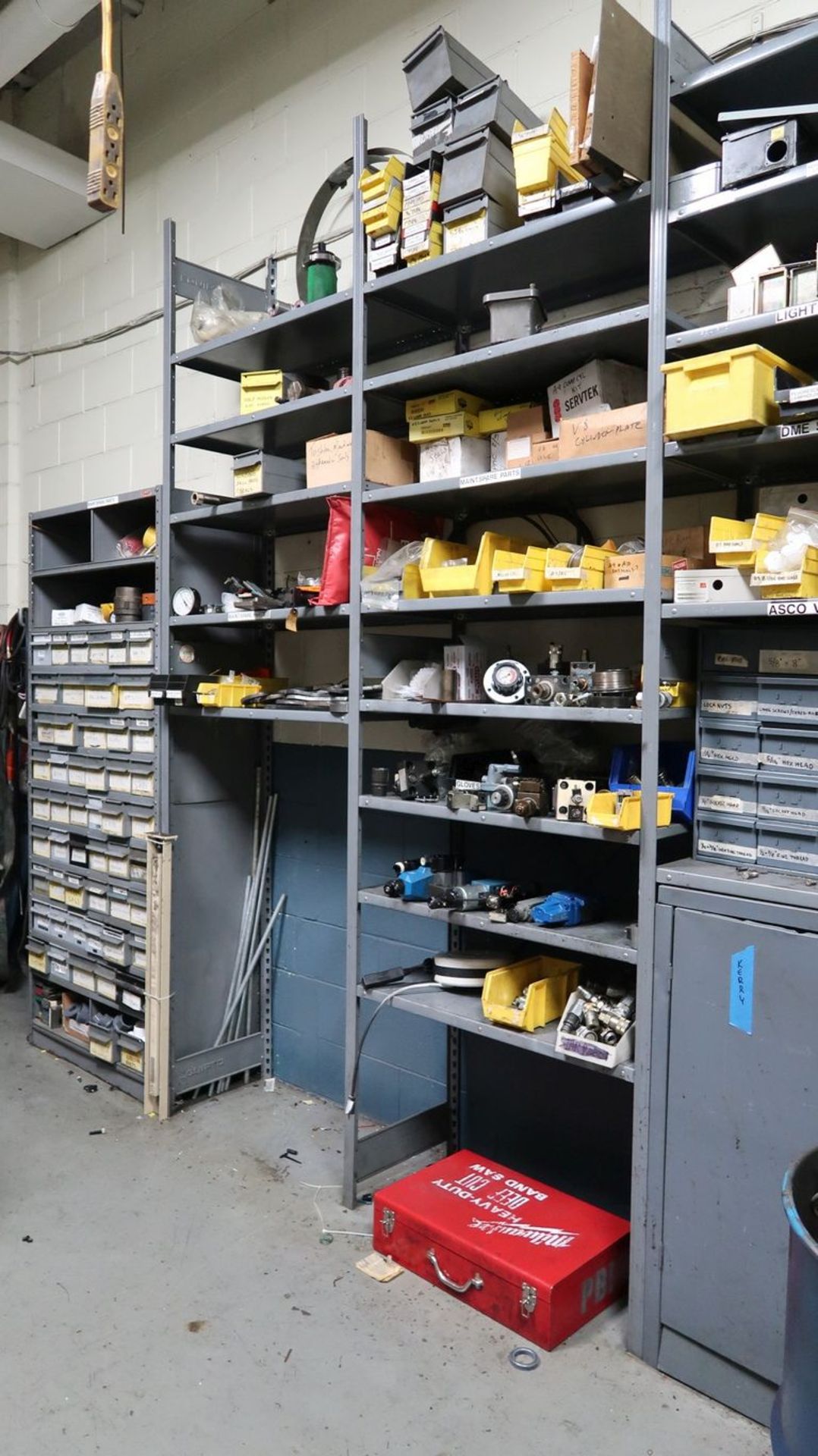 (LOT) CONTENTS OF MAINTENANCE ROOM INCLUDING LIGHTING, HYDRAULIC HOSE, HARDWARE, CONNECTORS, - Image 7 of 18