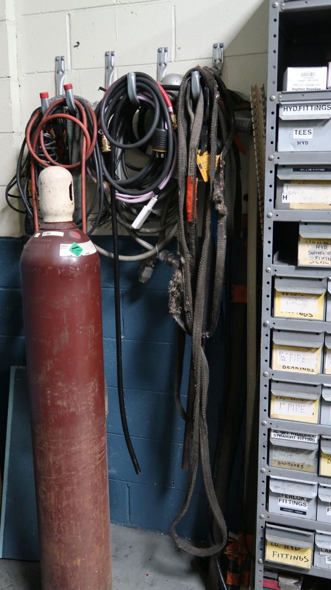 (LOT) CONTENTS OF MAINTENANCE ROOM INCLUDING LIGHTING, HYDRAULIC HOSE, HARDWARE, CONNECTORS, - Image 13 of 18