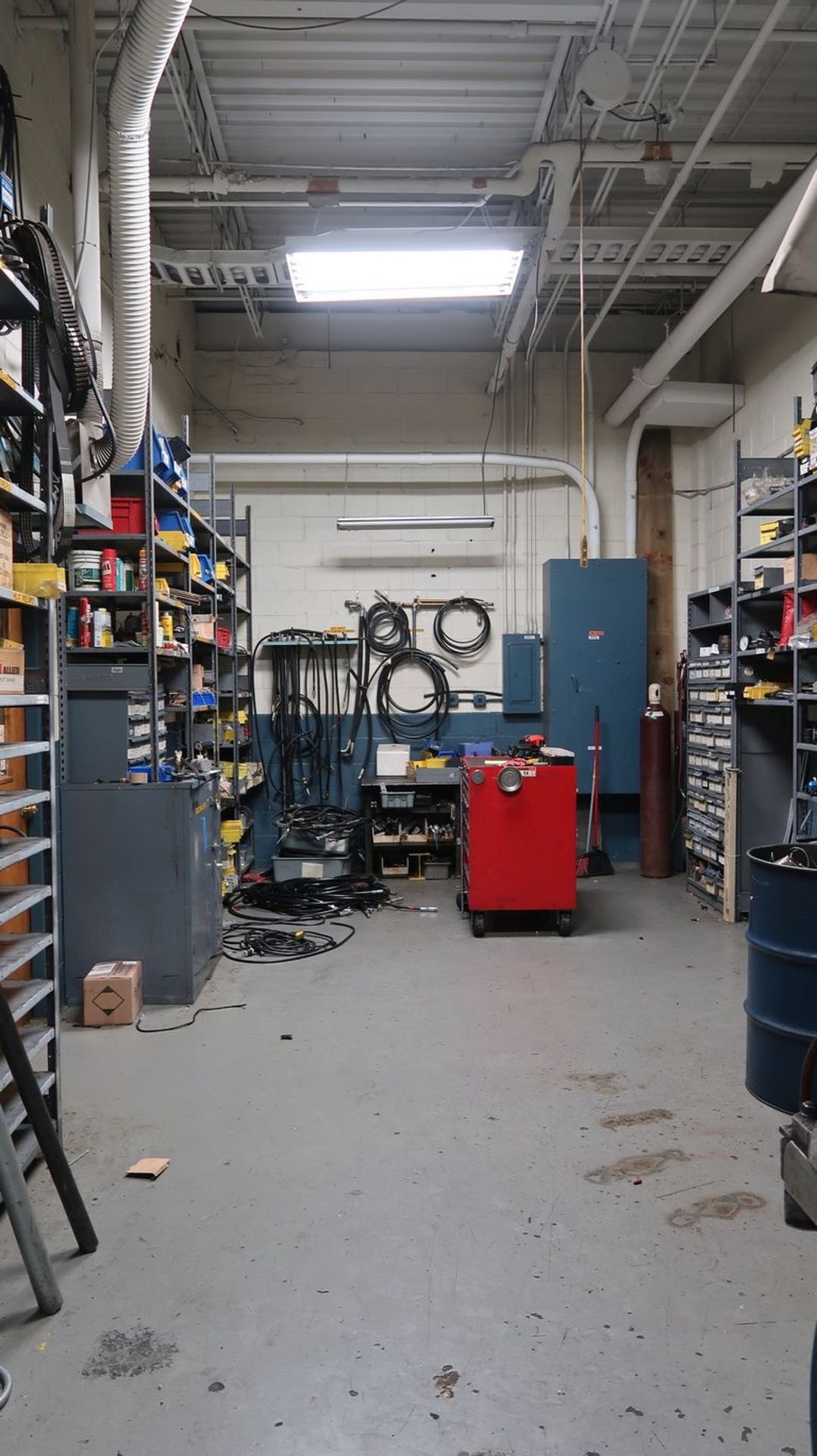 (LOT) CONTENTS OF MAINTENANCE ROOM INCLUDING LIGHTING, HYDRAULIC HOSE, HARDWARE, CONNECTORS, - Image 2 of 18