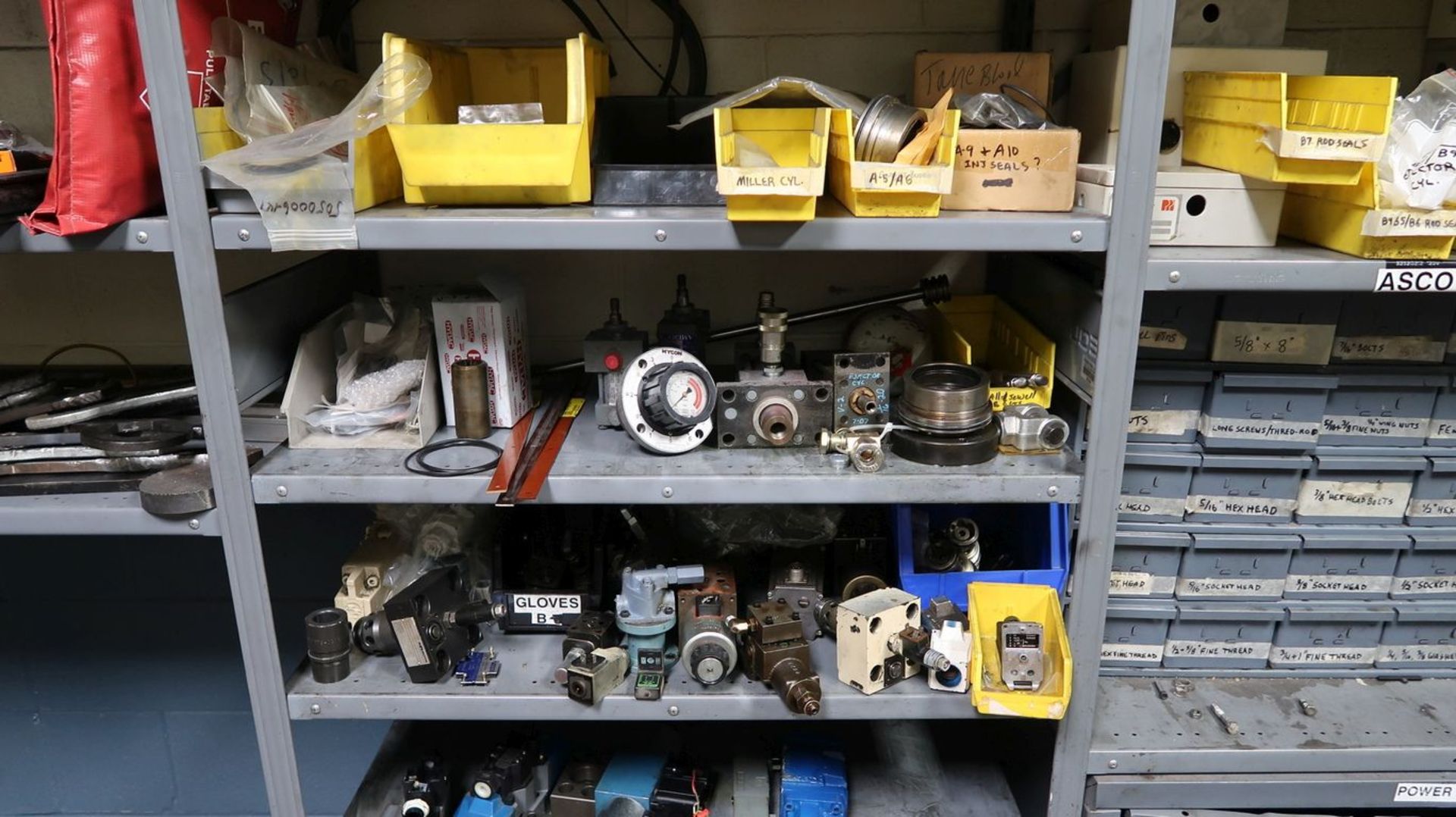 (LOT) CONTENTS OF MAINTENANCE ROOM INCLUDING LIGHTING, HYDRAULIC HOSE, HARDWARE, CONNECTORS, - Image 9 of 18