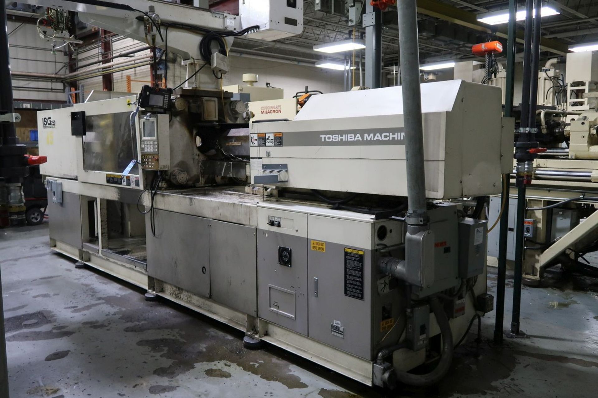 250-TON X 16-OZ. TOSHIBA MODEL SG250VC-10A PLASTIC INJECTION MOLDING MACHINE (1997) - Image 2 of 19