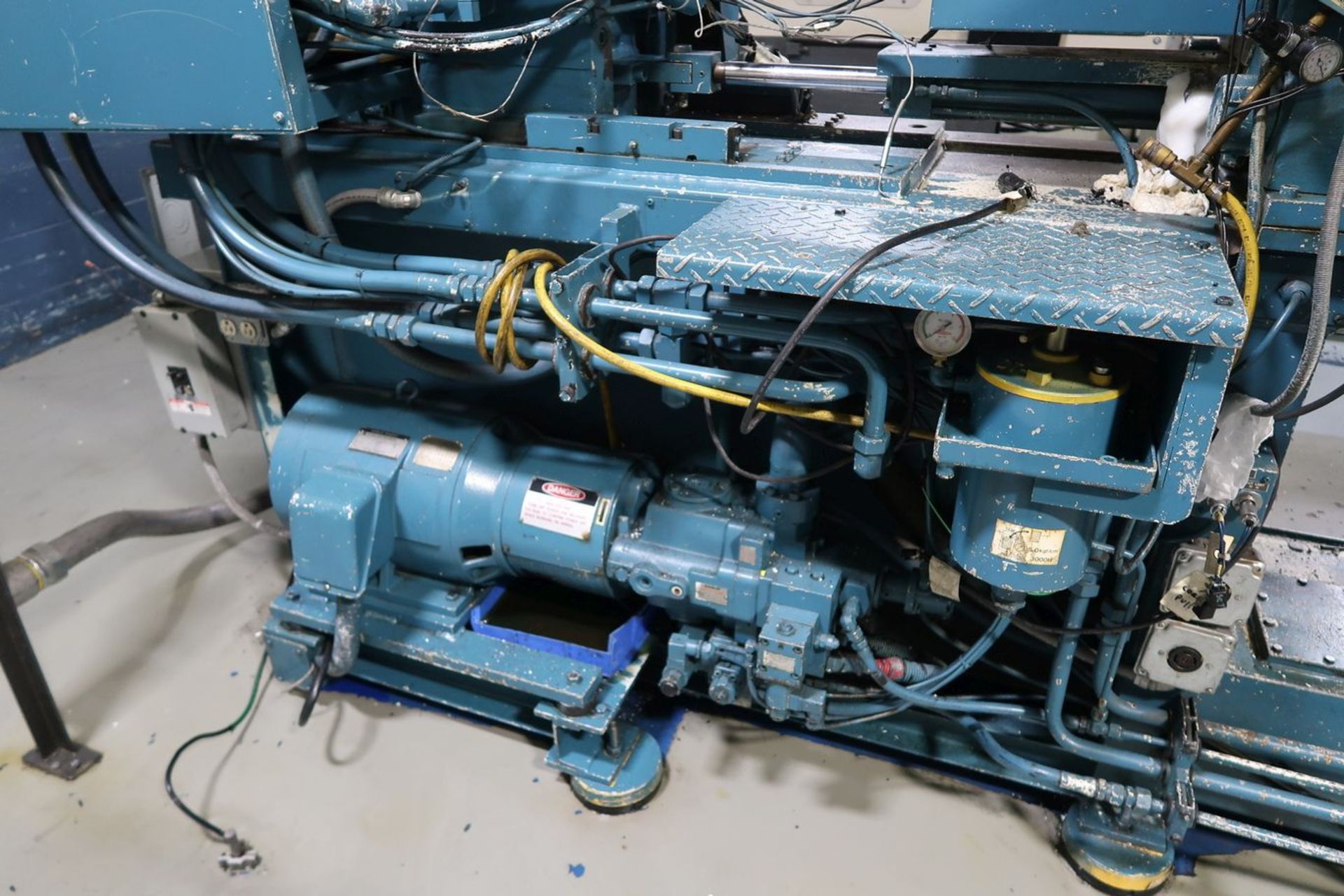 90-TON X 4.8-OZ. TOSHIBA MODEL 1SF90PSII-2B PLASTIC INJECTION MOLDING MACHINE (1992) - Image 11 of 16