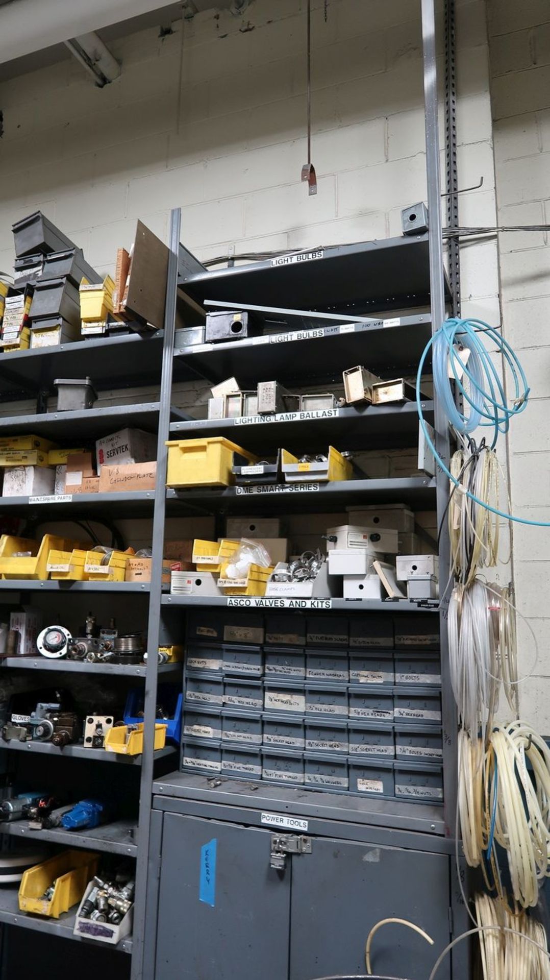 (LOT) CONTENTS OF MAINTENANCE ROOM INCLUDING LIGHTING, HYDRAULIC HOSE, HARDWARE, CONNECTORS, - Image 6 of 18