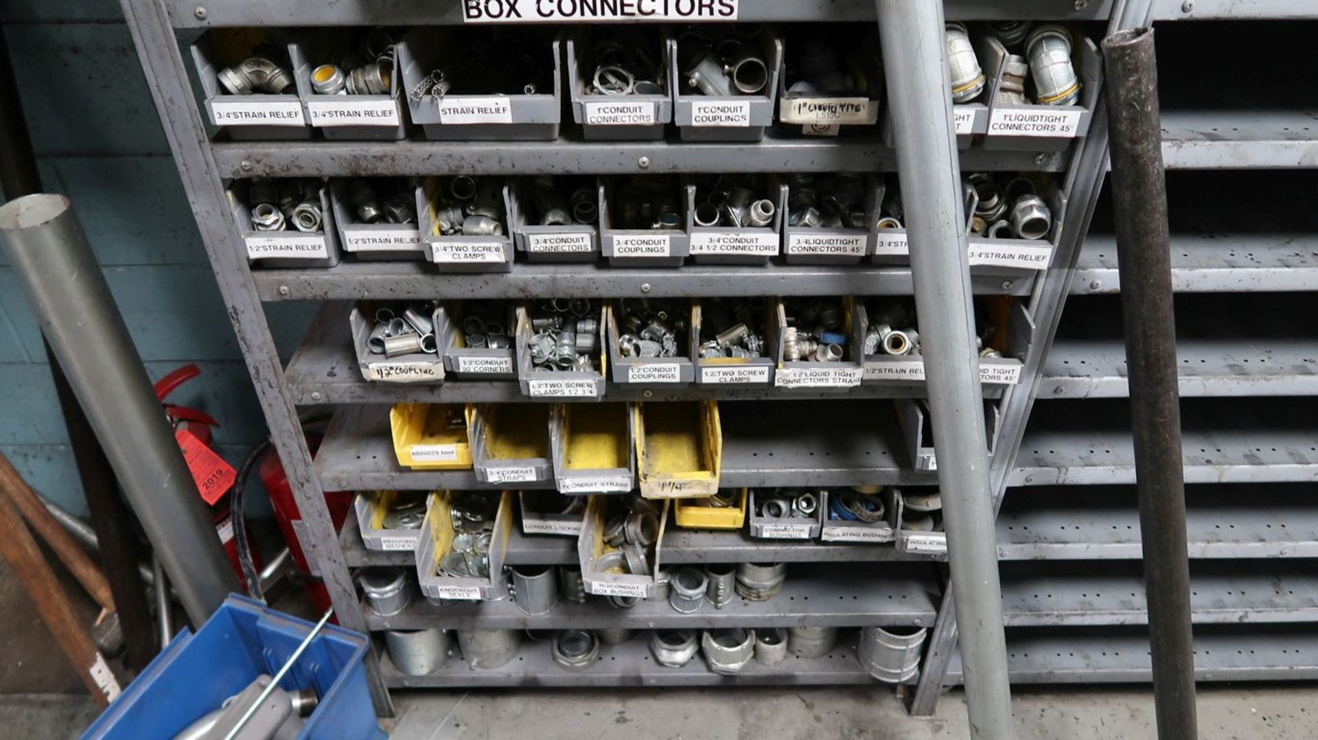 (LOT) CONTENTS OF MAINTENANCE ROOM INCLUDING LIGHTING, HYDRAULIC HOSE, HARDWARE, CONNECTORS, - Image 17 of 18