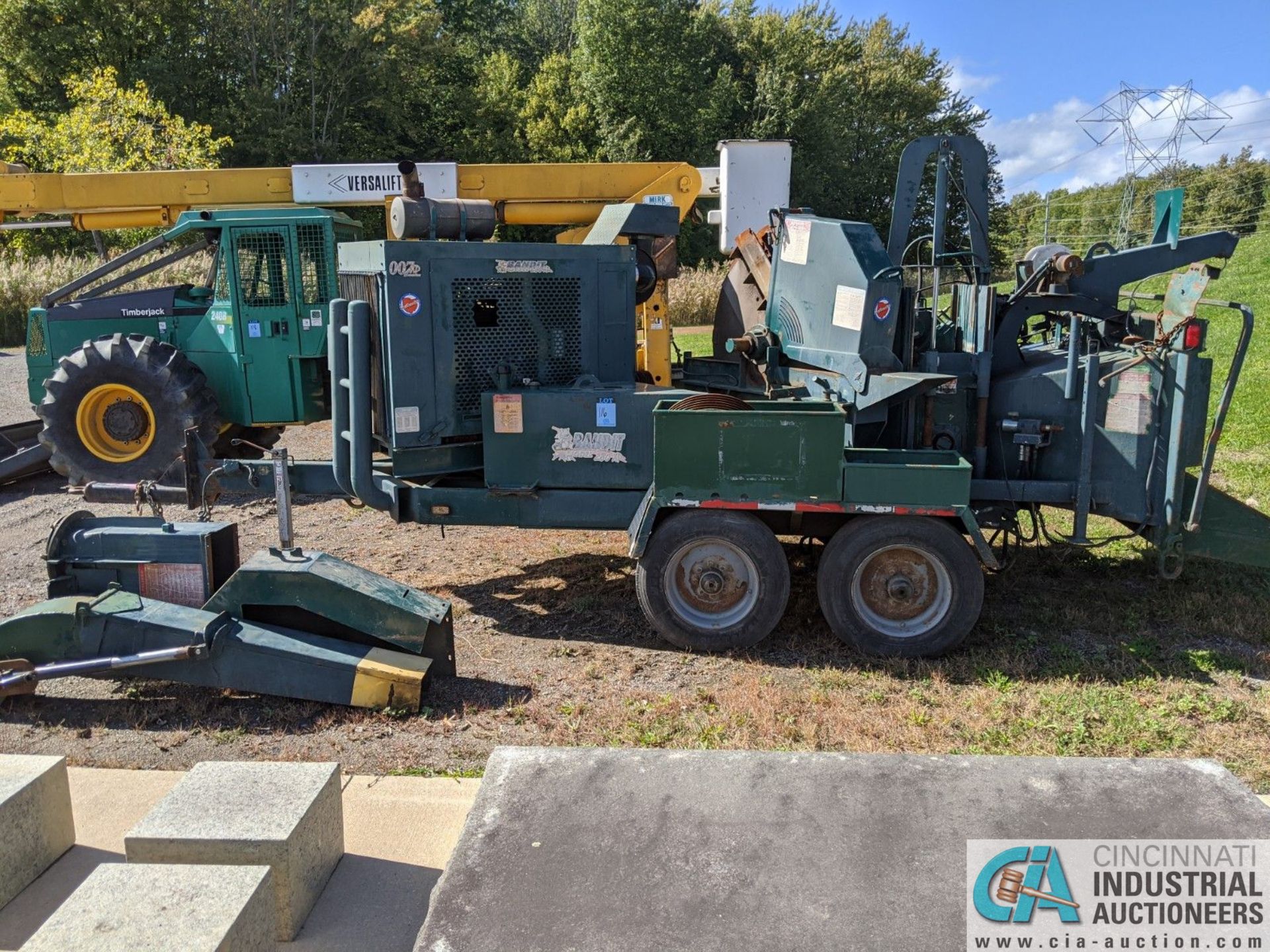 BANDIT MODEL 280XP WOOD CHIPPER; 34" X 64" CHUTE, PINTLE HITCH, TANDEM AXLE, 2407 HOURS, OUT OF