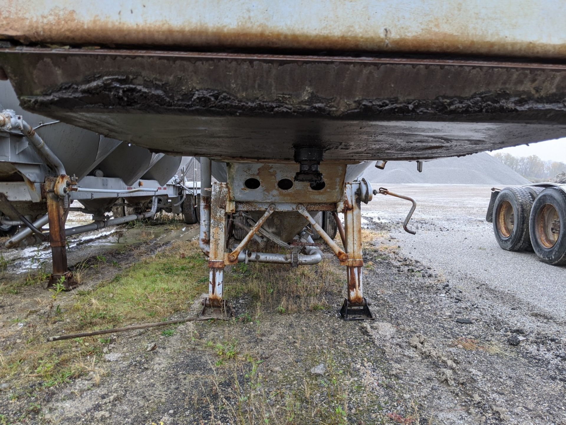 1972 FRUEHAUF BULT TANKER TRAILER; VIN # UNP441402 **1 Williams Street, Grand River, OH 44077 - Rick - Image 6 of 11