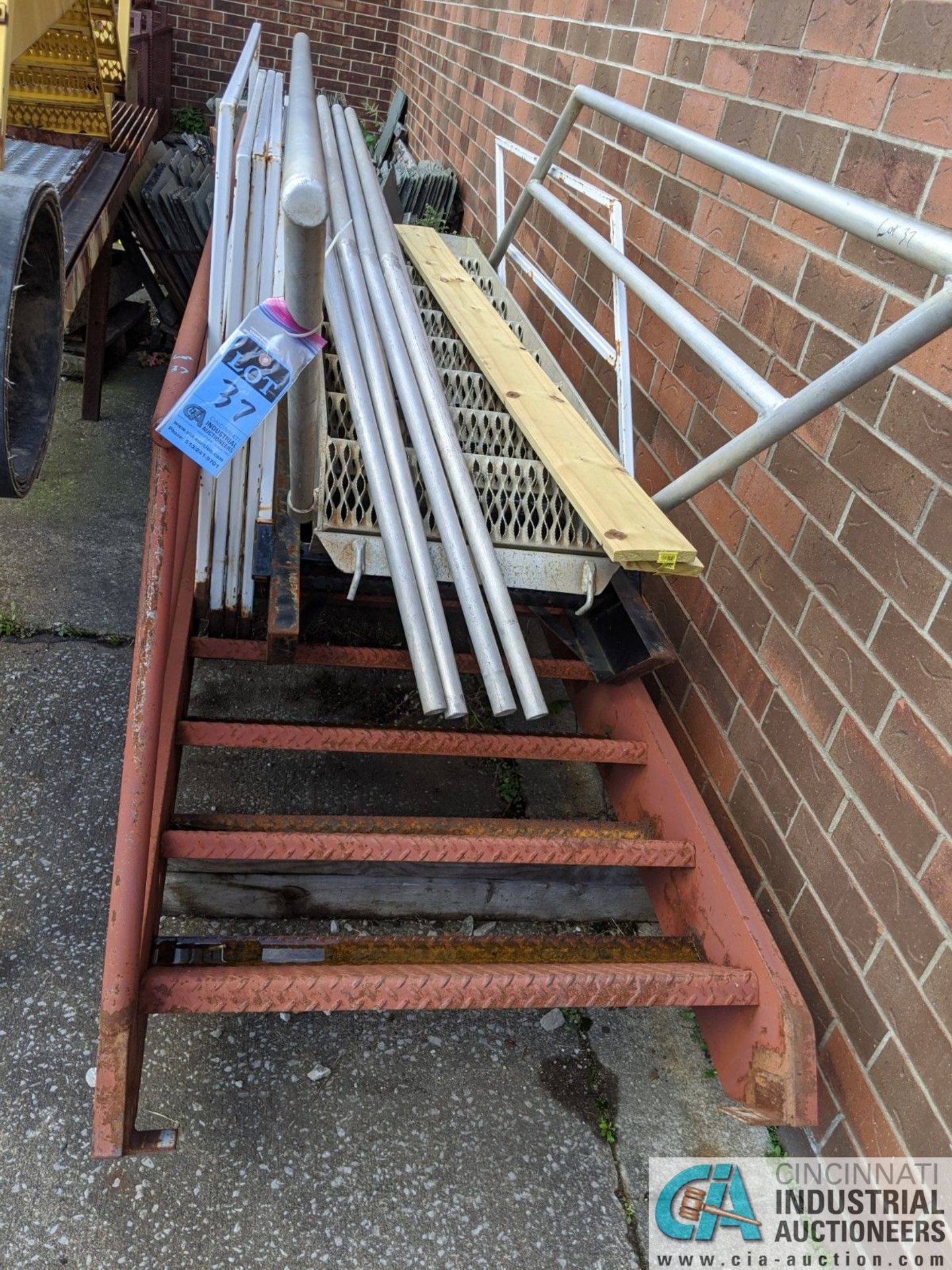 (LOT) ALUMINUM STEEL FRAME STEPS & STEEL TABLE (8635 East Ave., Mentor, OH 44060 - John Magnasum: