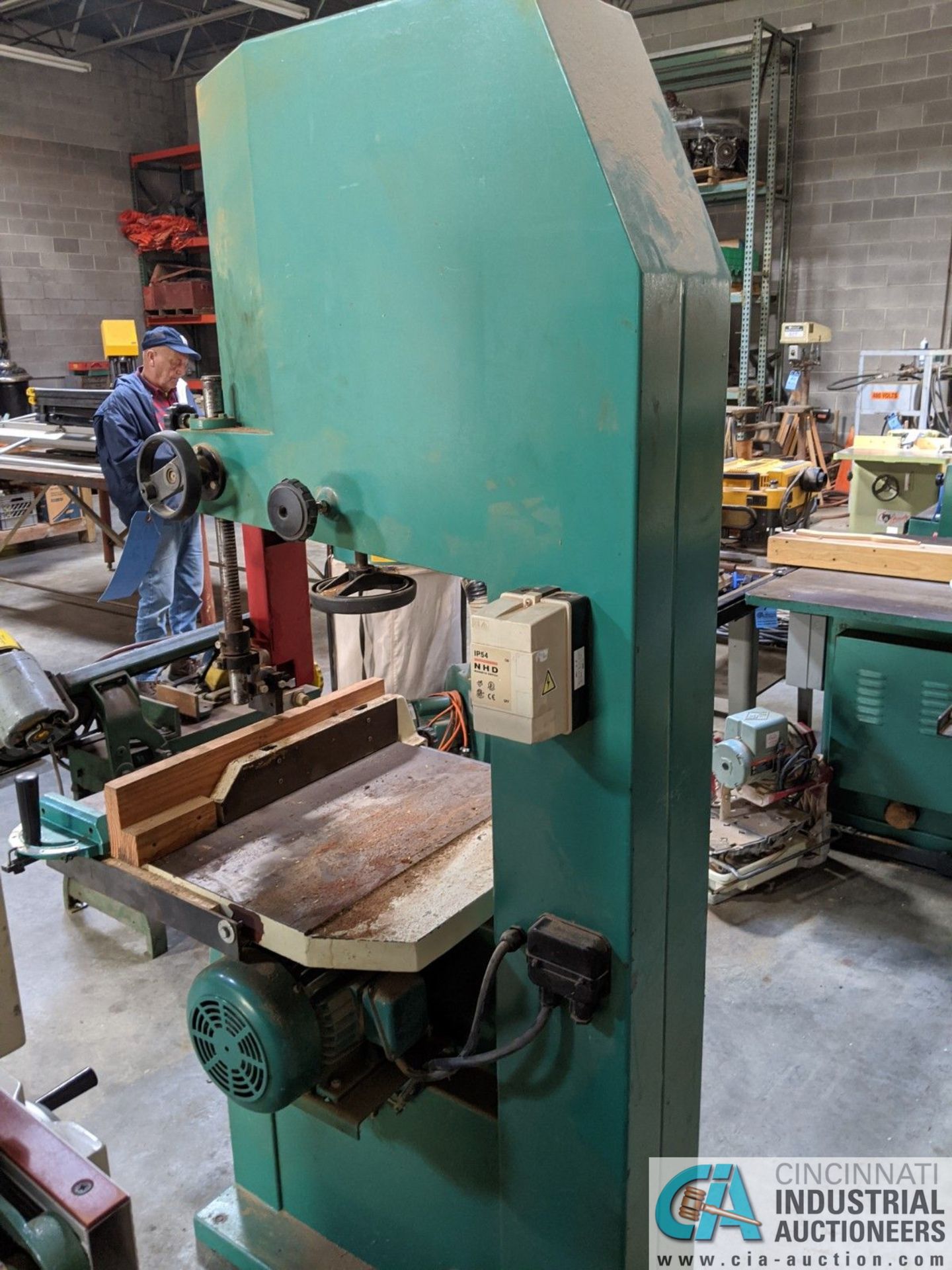 12" GRIZZLY MODEL G3619 VERTICAL BAND SAW; S/N 08146, 3-1/2" X 23-3/4" TABLE, 5-HP, SINGLE PHASE ( - Image 3 of 6