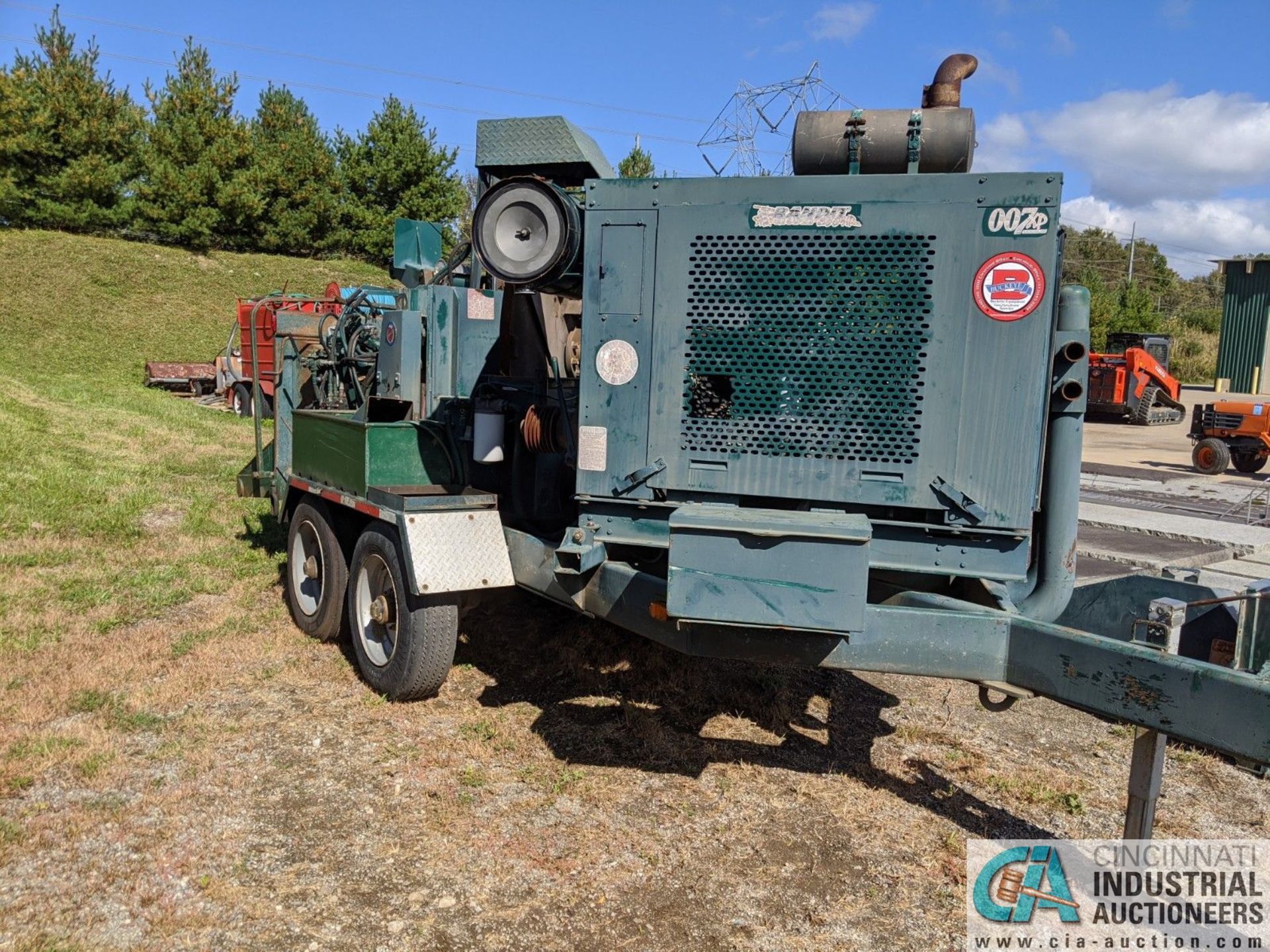 BANDIT MODEL 280XP WOOD CHIPPER; 34" X 64" CHUTE, PINTLE HITCH, TANDEM AXLE, 2407 HOURS, OUT OF - Image 3 of 9