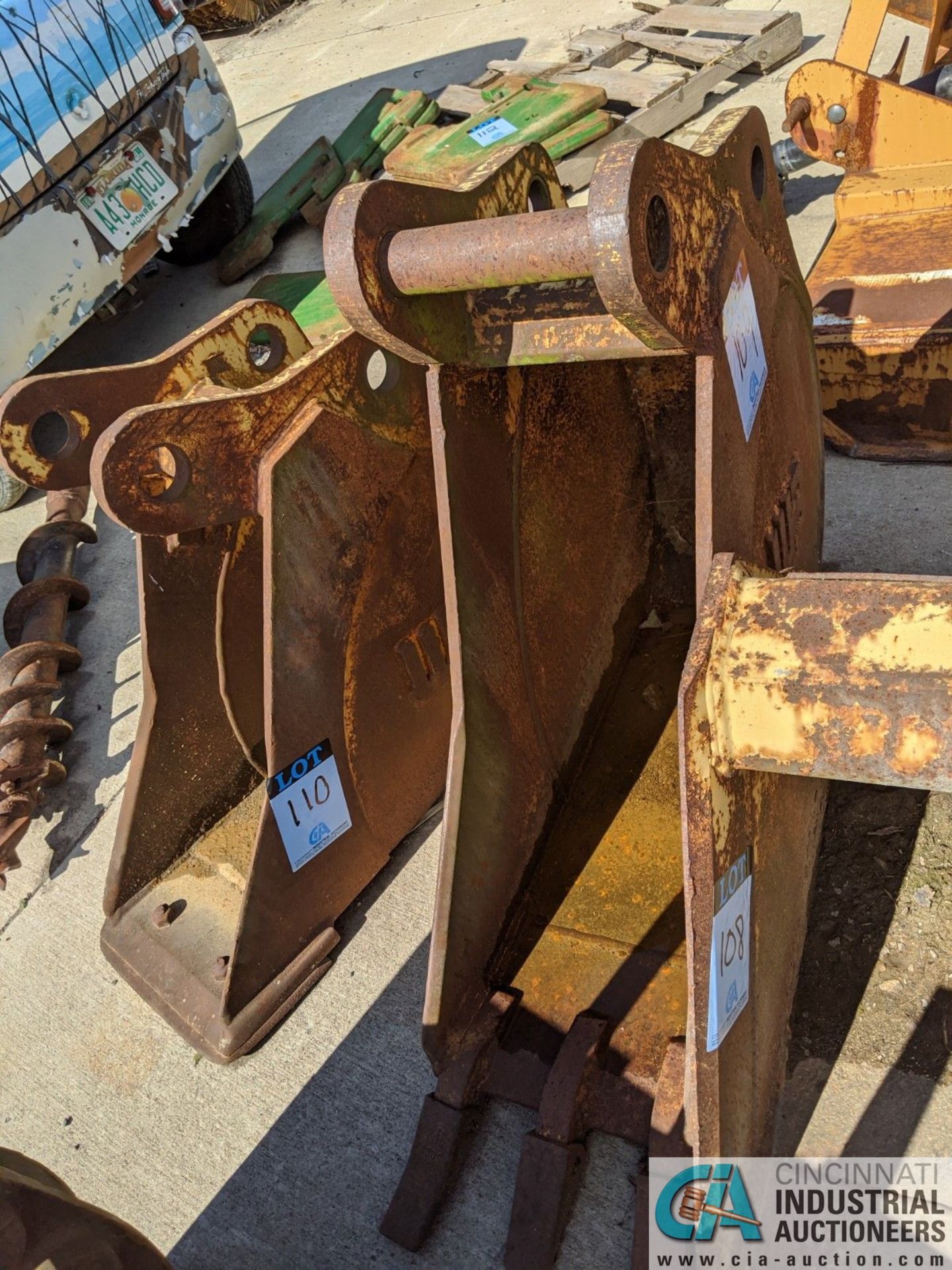 12" WIDE TOOTH BUCKET FOR 410 JOHN DEERE (220 Blackbrook Rd., Painsville, OH 44077 - Greg Papis: