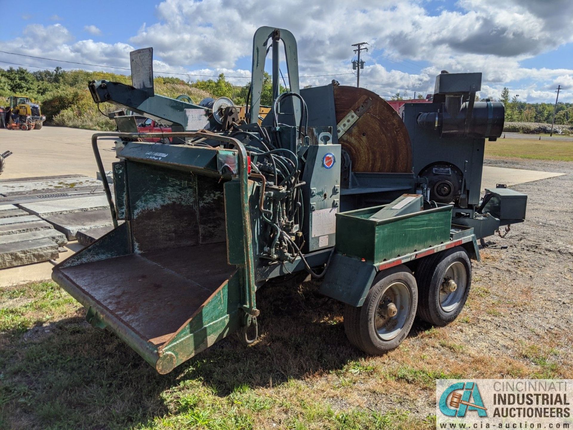 BANDIT MODEL 280XP WOOD CHIPPER; 34" X 64" CHUTE, PINTLE HITCH, TANDEM AXLE, 2407 HOURS, OUT OF - Image 4 of 9