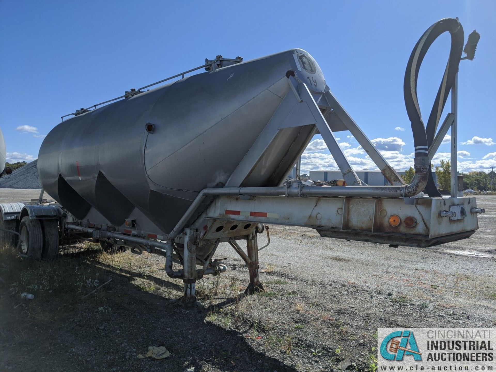 1972 FRUEHAUF BULT TANKER TRAILER; VIN # UNP441402 **1 Williams Street, Grand River, OH 44077 - Rick - Image 2 of 11