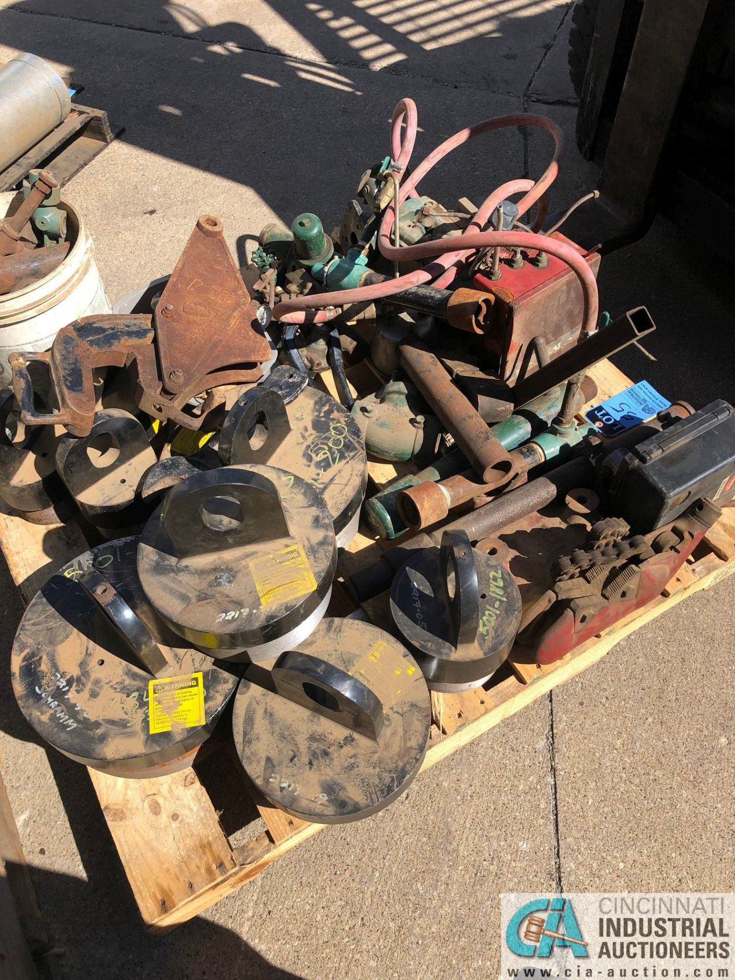 (LOT) SKID OF FITTINGS, PIPE VISE, OTHER (8635 East Ave., Mentor, OH 44060 - John Magnasum: 440-