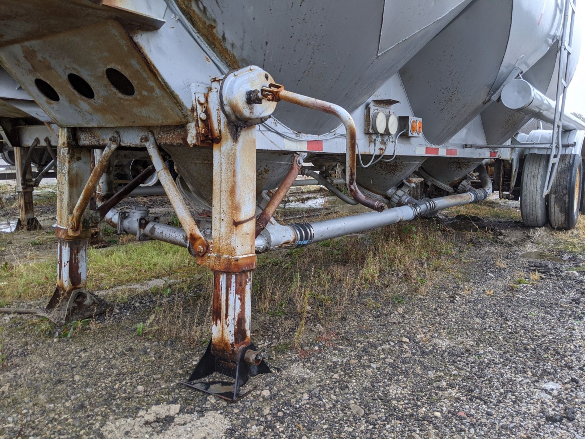 1972 FRUEHAUF BULT TANKER TRAILER; VIN # UNP441402 **1 Williams Street, Grand River, OH 44077 - Rick - Image 5 of 11