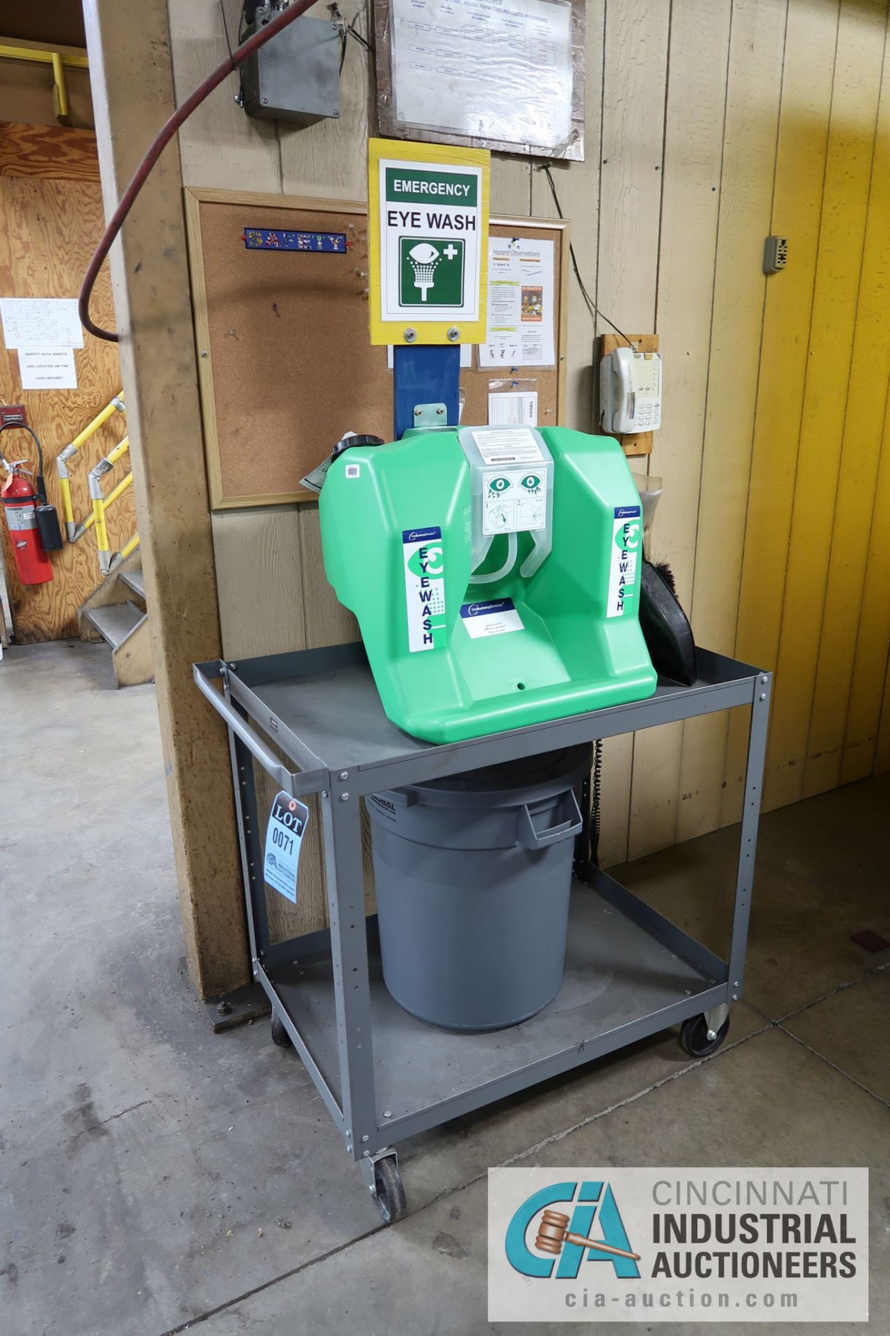 EMERGENCY EYE WASH STATION WITH CART