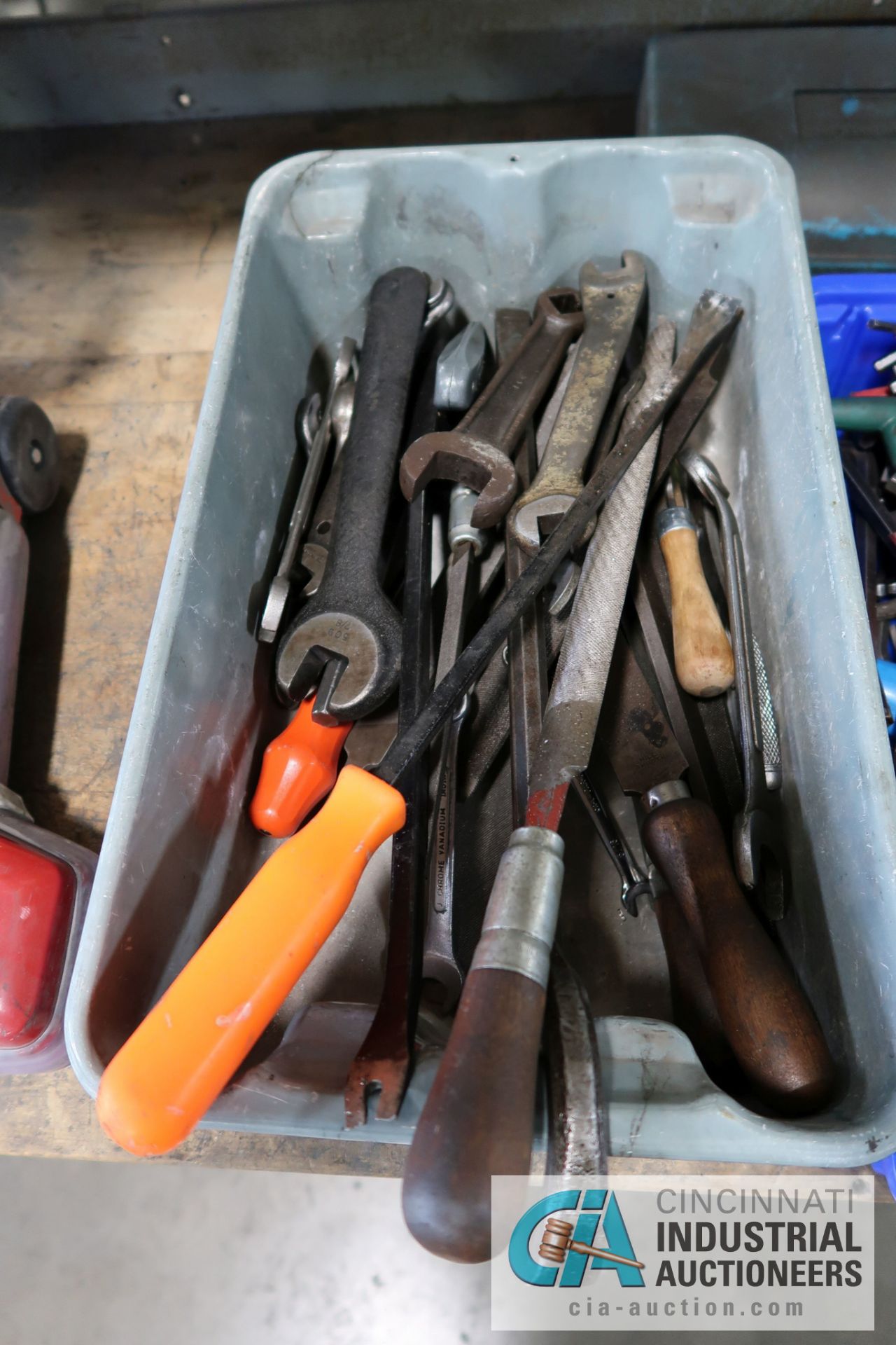 (LOT) MISCELLANEOUS HAND TOOLS, TOOLMAKER LIGHTS AND ELECTROLUX VACUUM - Image 5 of 5