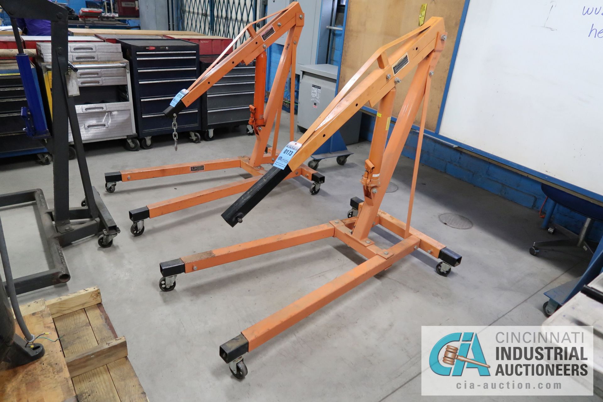 2 TON CAPACITY CENTRAL HYDRAULICS ITEM NO. 07620 PORTABLE FLOOR CRANE