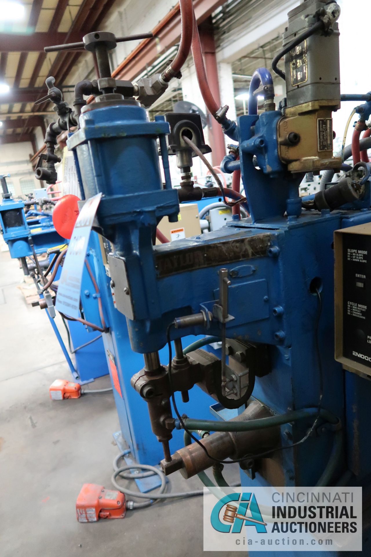 20 KVA TAYLOR-WINFIELD MODEL EB2-8-20 SPOT WELDER; S/N 54707, ENTRON EN1000 CONTROLS, FOOT PEDAL - Image 4 of 7