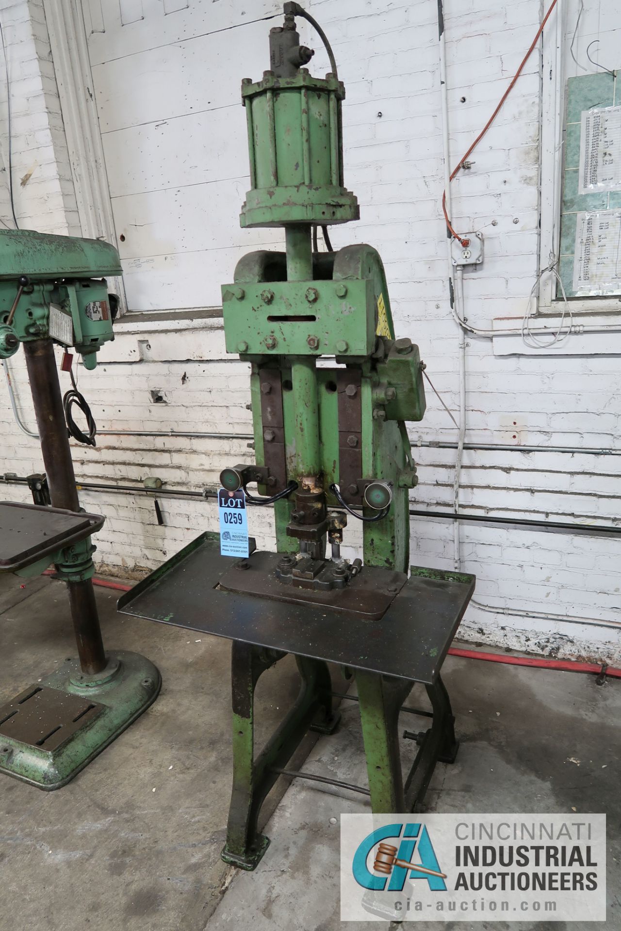 THOMAS MODEL 1 HYDRAULIC OBI PRESS; S/N 3343 **LOADING FEE DUE THE "ERRA" GRG TRUCKING, $150.00,