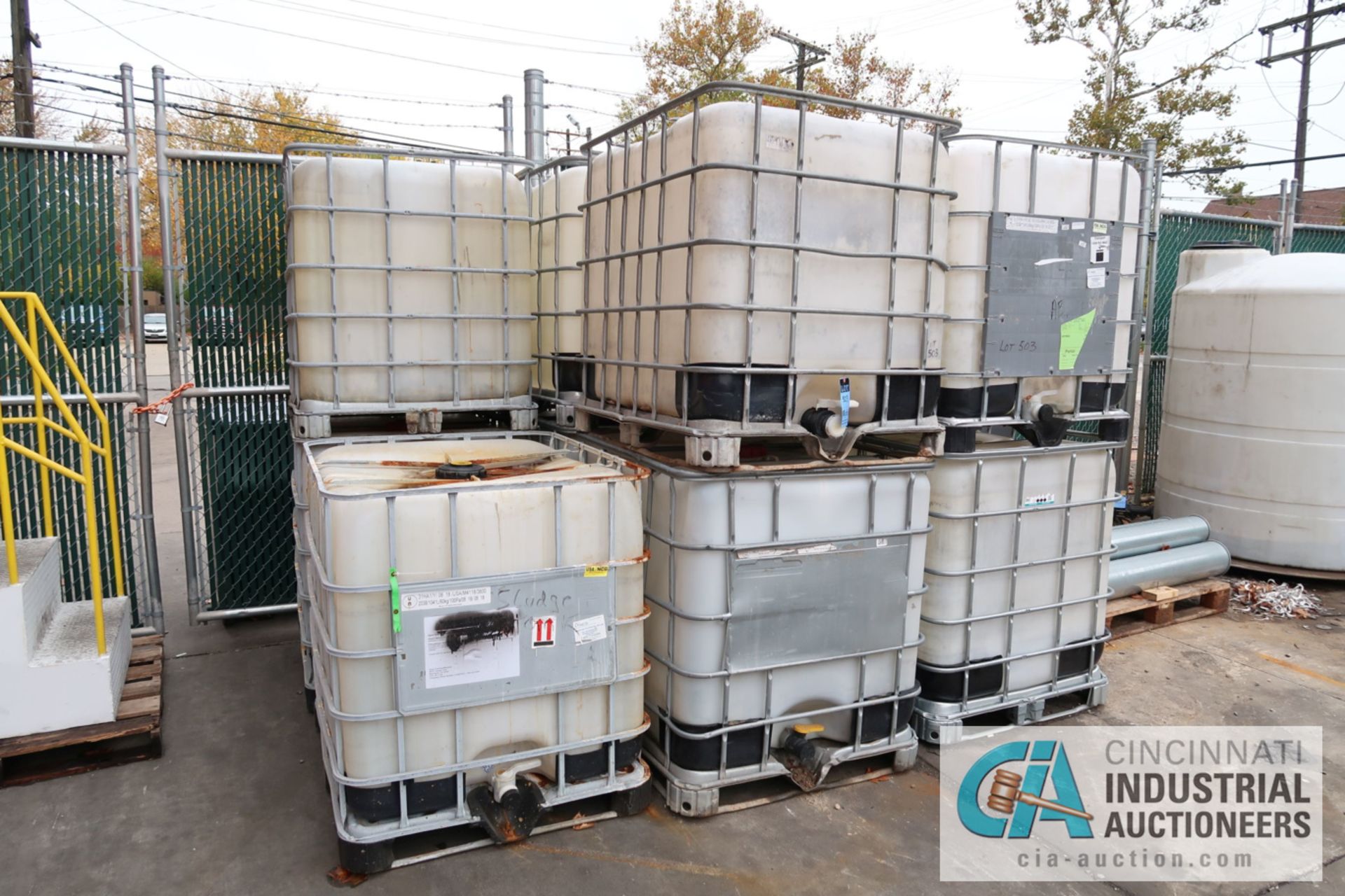 1,000 LITERS / 264 GALLON CAGE ENCLOSED POLY TANKS