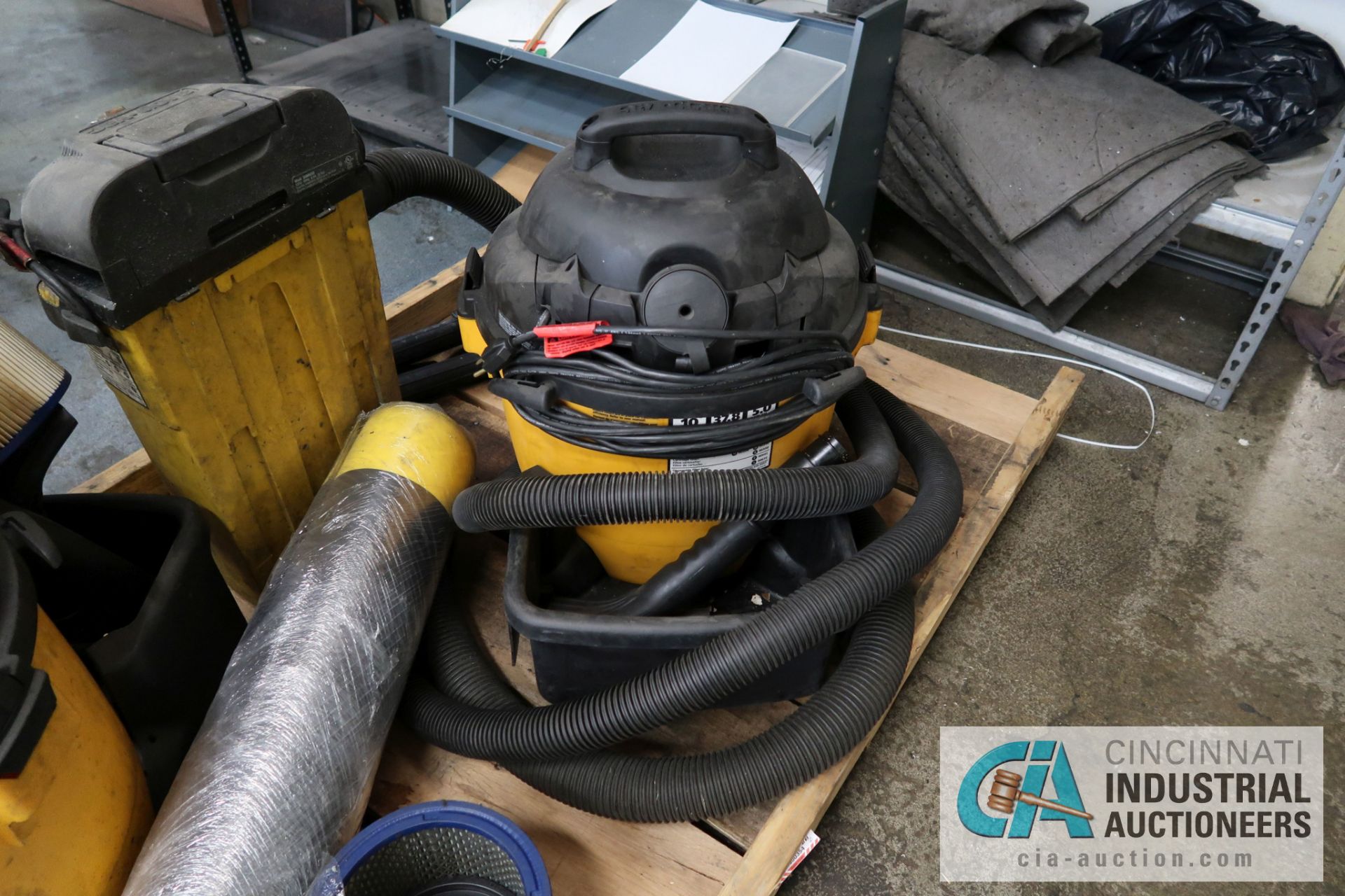 (LOT) WET / DRY VACUUMS - Image 2 of 4