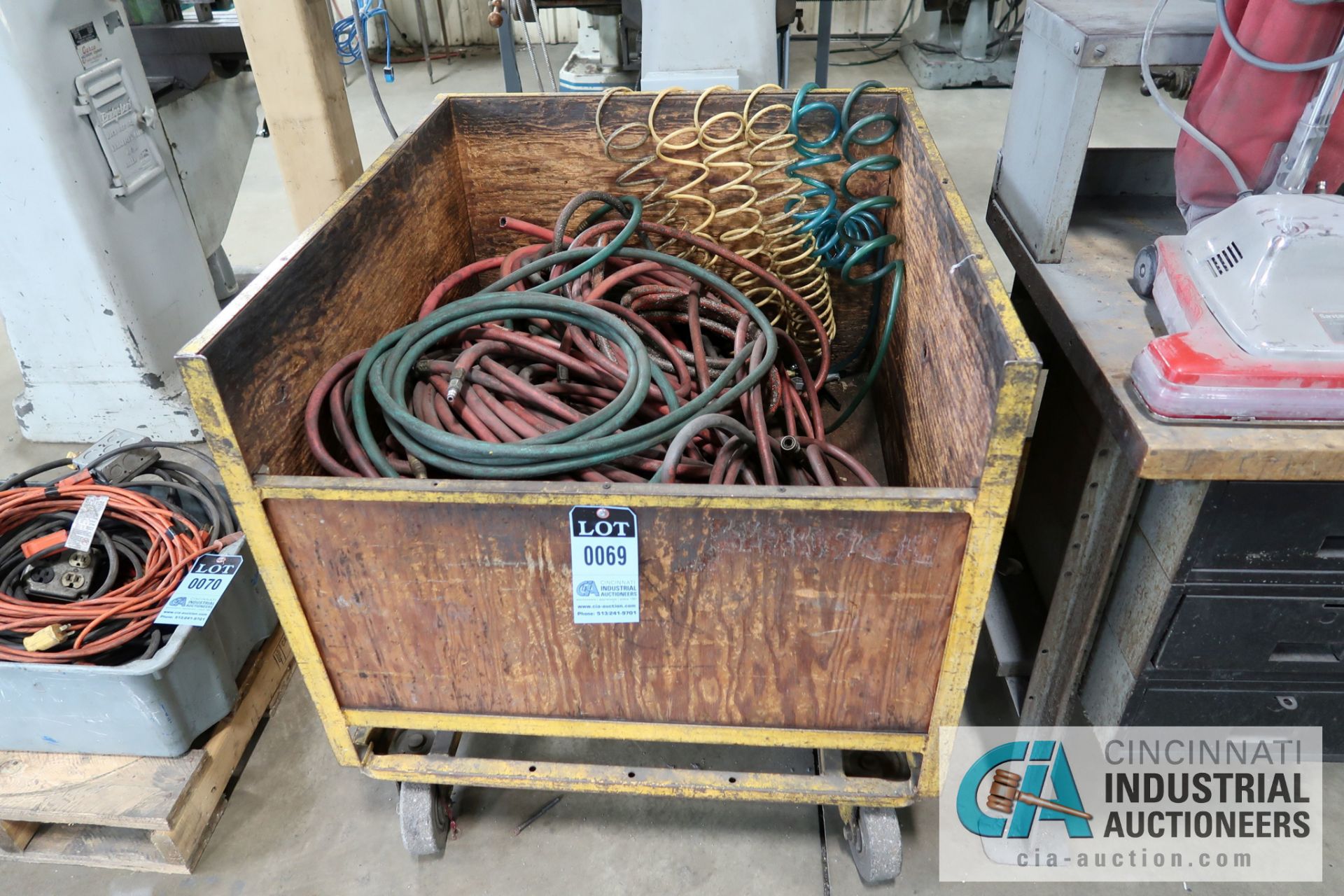 (LOT) AIR HOSE WITH PORTABLE CRATE