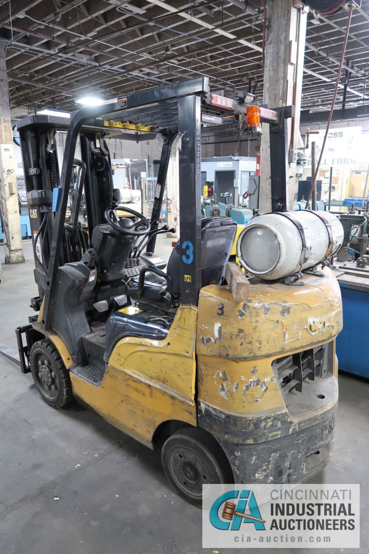 5,000 LB. CATERPILLAR MODEL 2C5000 LP GAS SOLID TIRE THREE-STAGE MAST LIFT TRUCK; S/N AT9032510, - Image 4 of 8