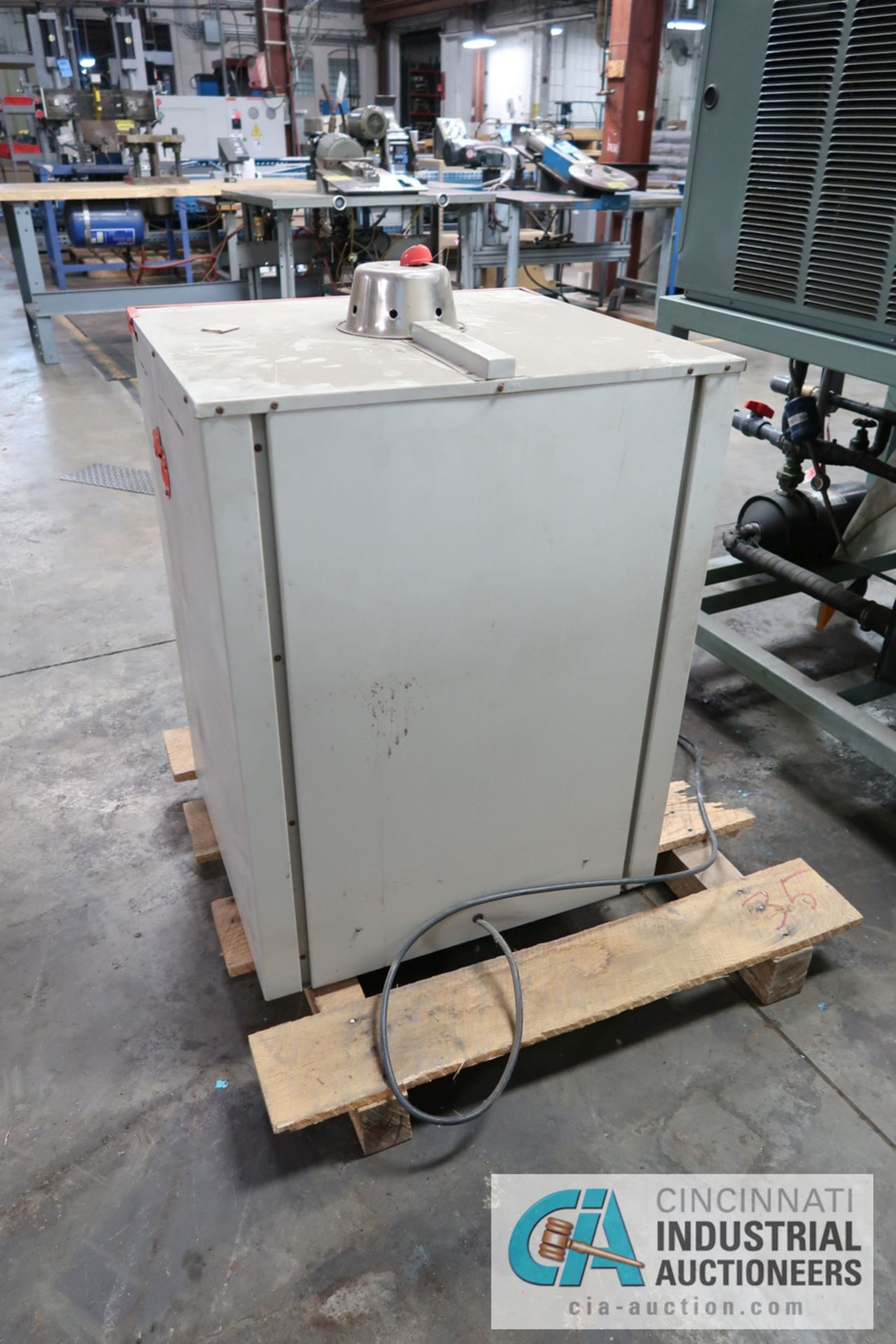 CHICAGO ELECTRIC #46300 ELECTRIC POWDER CURING OVEN, MAX TEMP 480 DEGREE, 110 VOLT - Image 4 of 4