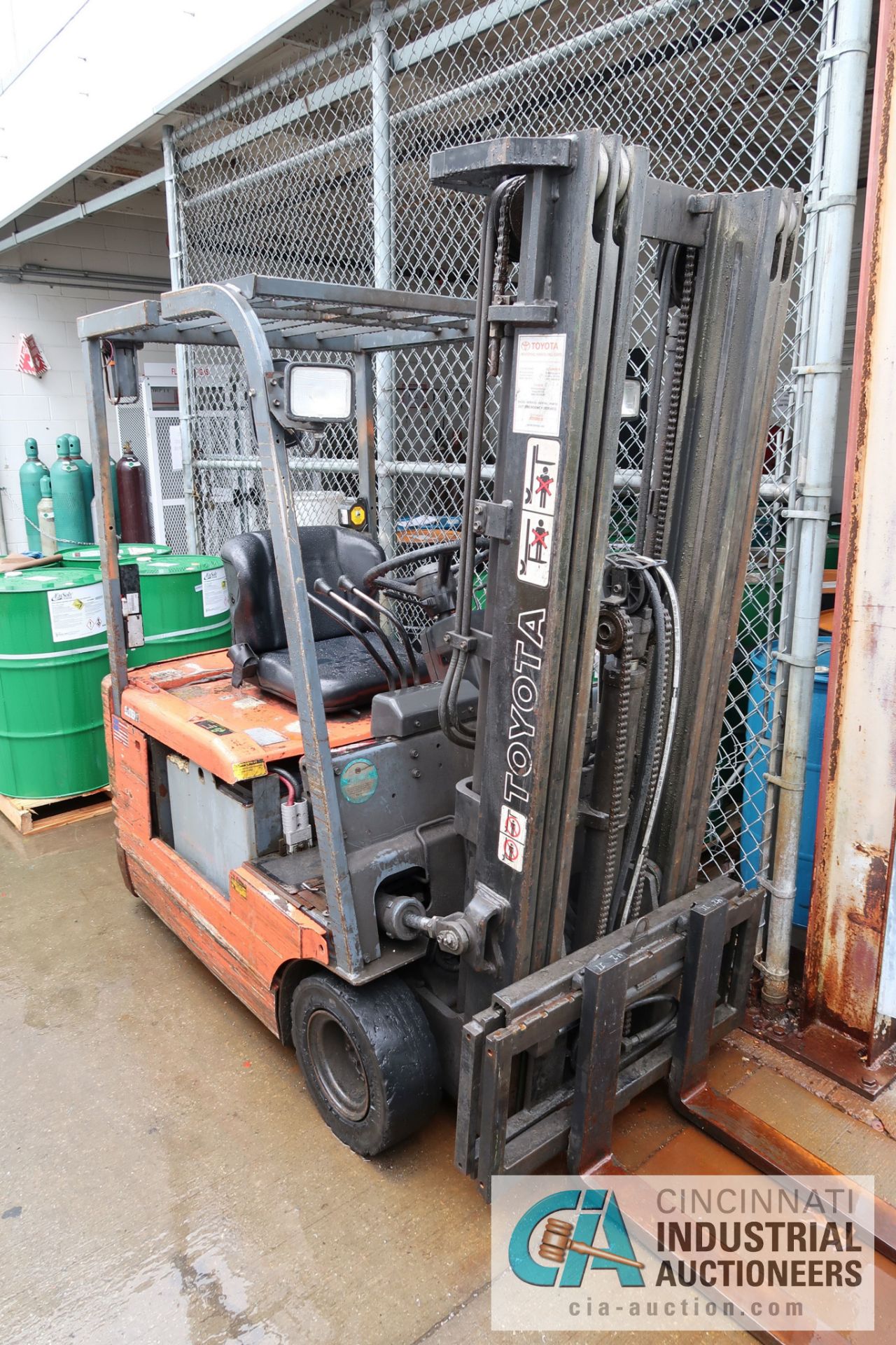 2,500 LB. TOYOTA MODEL 5FBE15 36 VOLT ELECTRIC SOLID TIRE THREE-STAGE MAST LIFT TRUCK; S/N 21329,