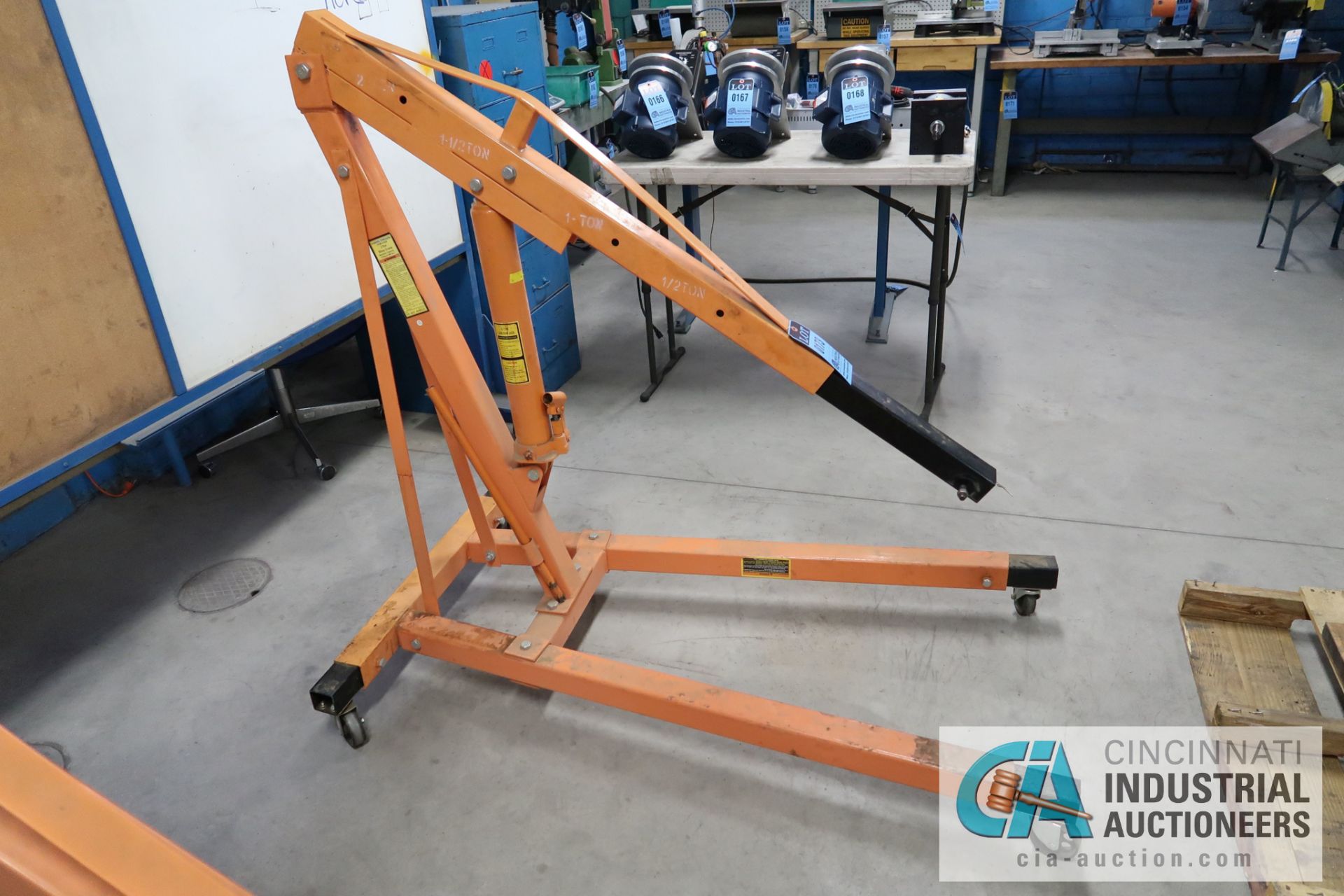 2 TON CAPACITY CENTRAL HYDRAULICS ITEM NO. 07620 PORTABLE FLOOR CRANE - Image 2 of 4