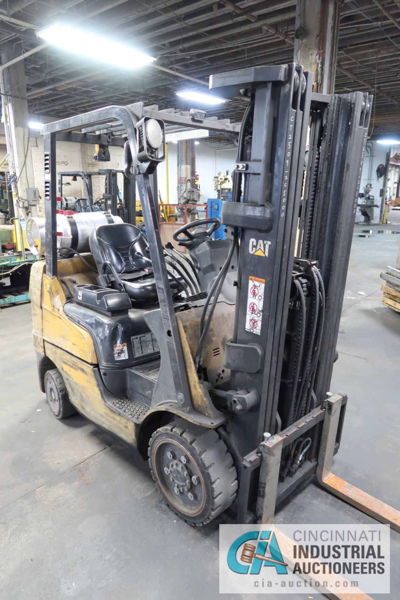 5,000 LB. CAPACITY CATERPILLAR MODEL 2C5000 LP GAS SOLID TIRE THREE-STAGE MAST LIFT TRUCK; S/N - Image 2 of 8