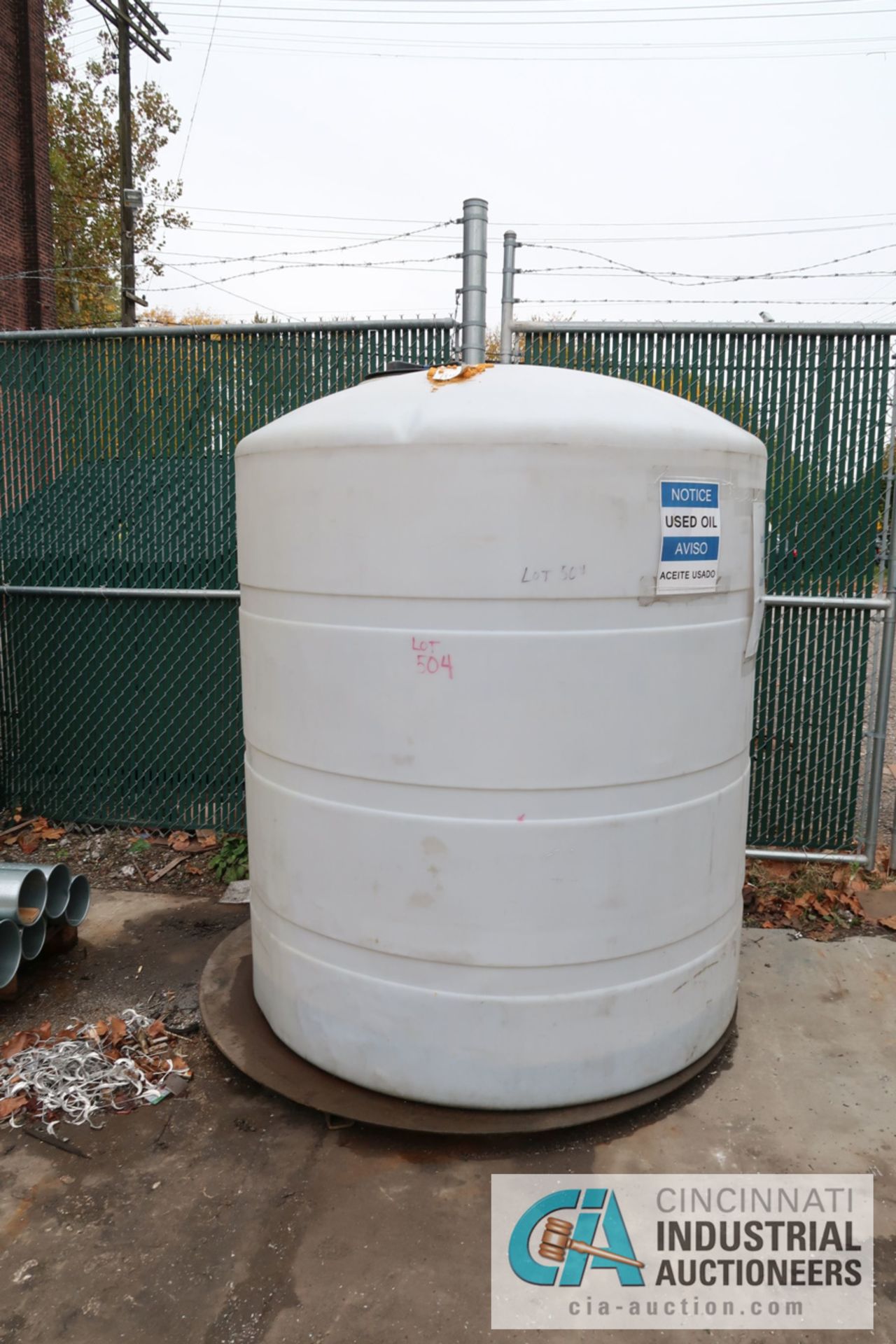 1,000 GALLON (APPROX.) VERTICAL POLY TANK