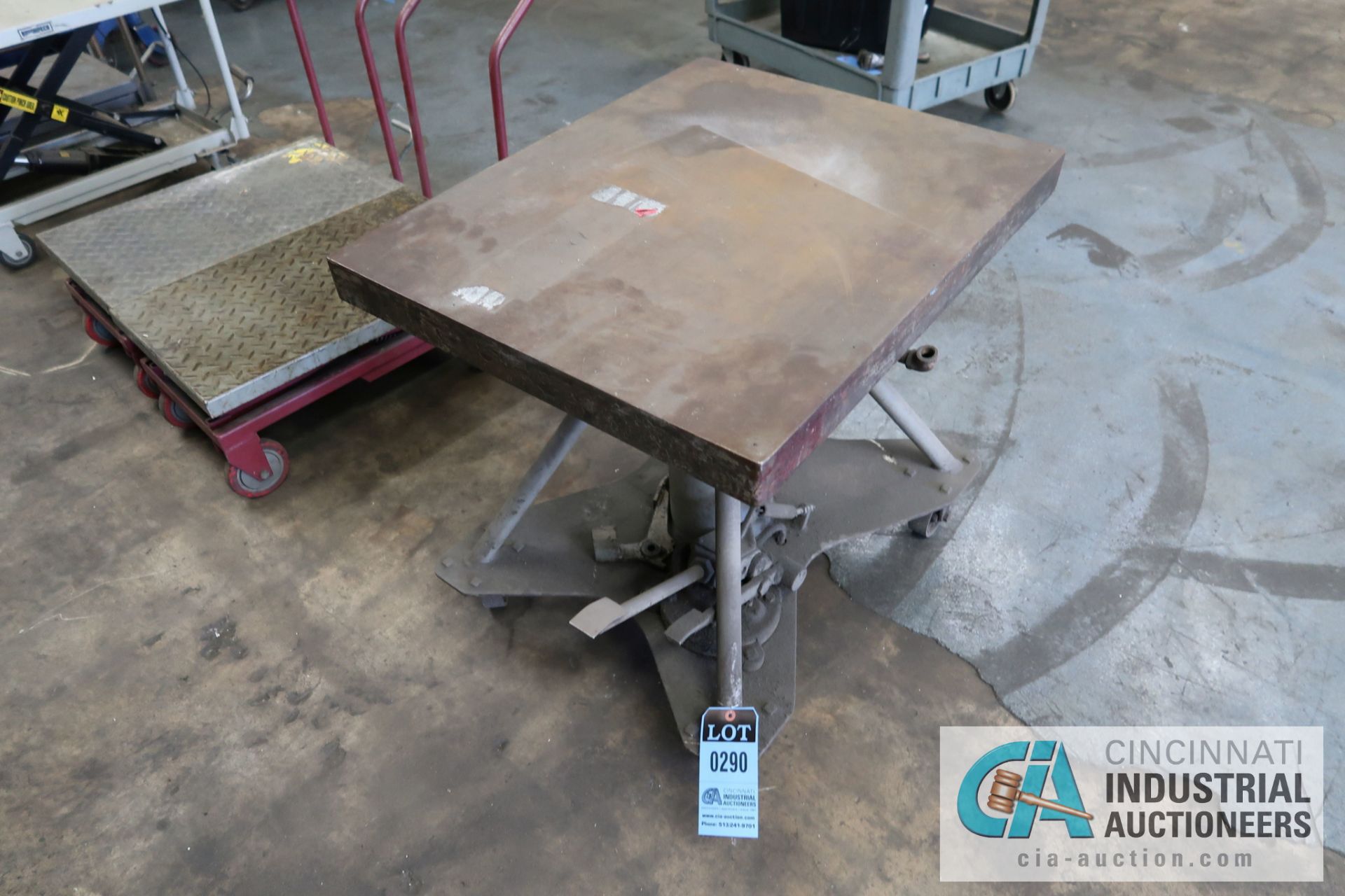 CAPACITY UNKNOWN 24" X 30" MANUAL HYDRAULIC LIFT TABLE