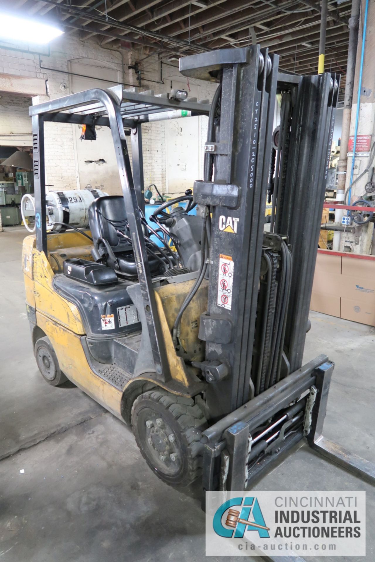 5,000 LB. CATERPILLAR MODEL 2C5000 LP GAS SOLID TIRE THREE-STAGE MAST LIFT TRUCK; S/N AT9032510, - Image 2 of 8
