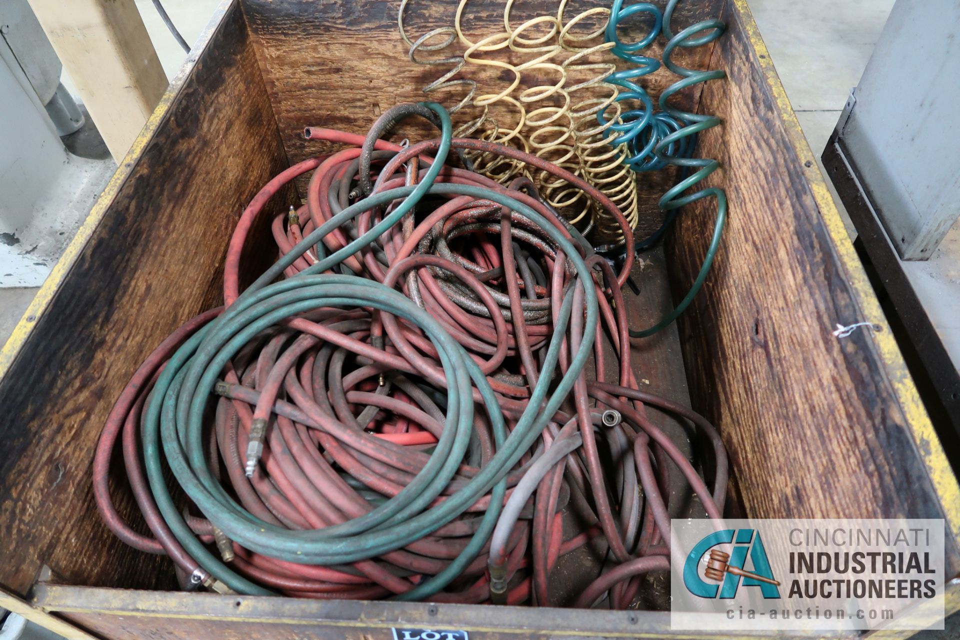 (LOT) AIR HOSE WITH PORTABLE CRATE - Image 2 of 2