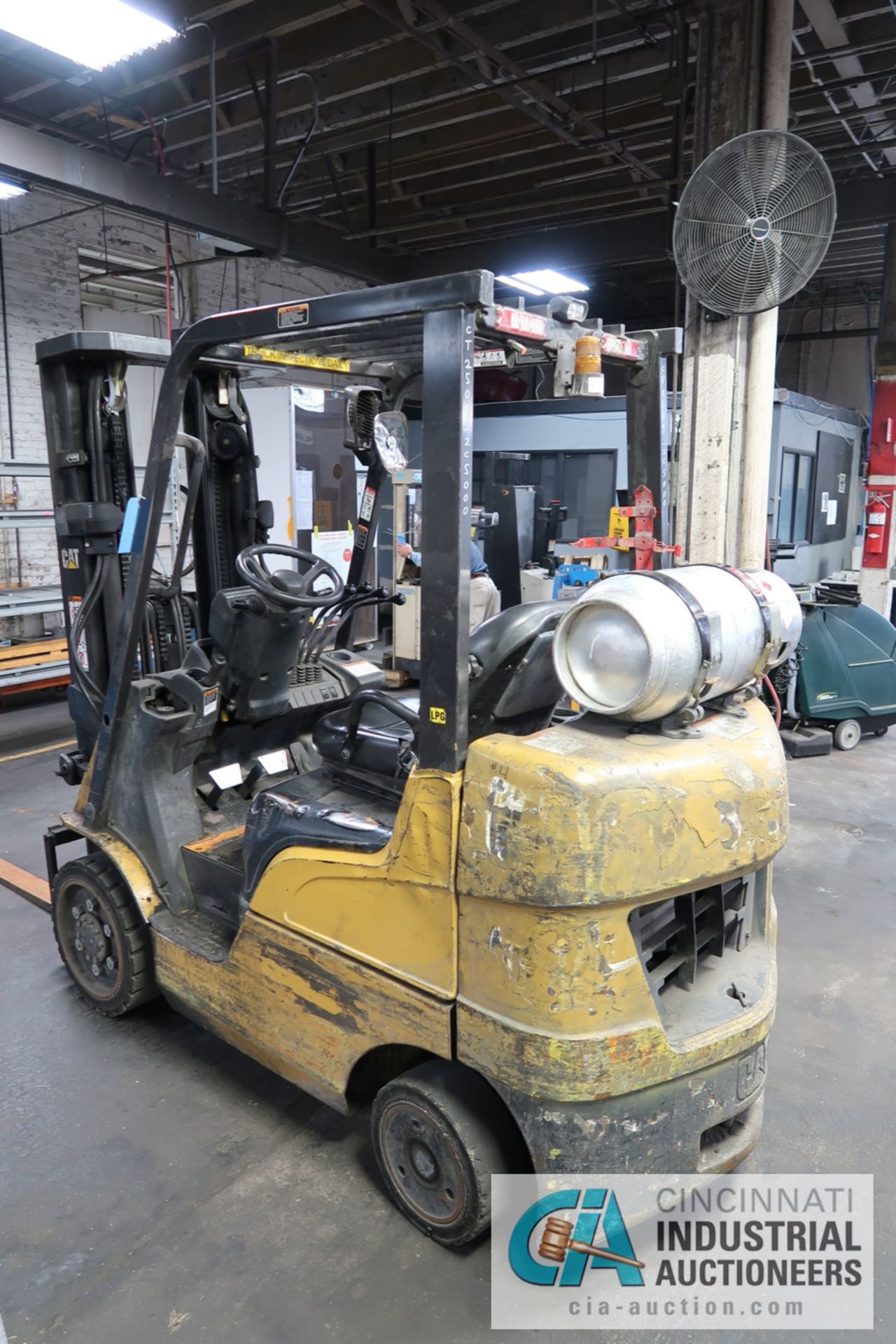 5,000 LB. CAPACITY CATERPILLAR MODEL 2C5000 LP GAS SOLID TIRE THREE-STAGE MAST LIFT TRUCK; S/N - Image 4 of 8