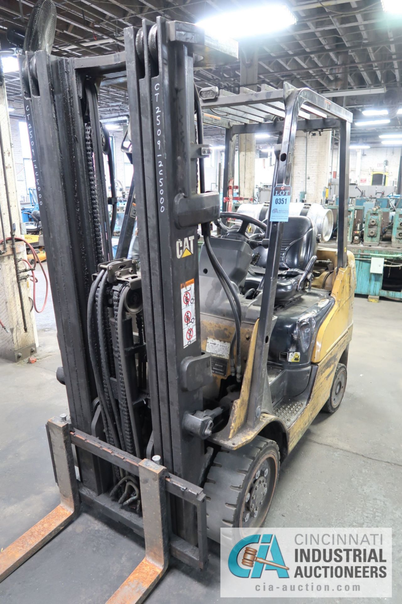 5,000 LB. CAPACITY CATERPILLAR MODEL 2C5000 LP GAS SOLID TIRE THREE-STAGE MAST LIFT TRUCK; S/N