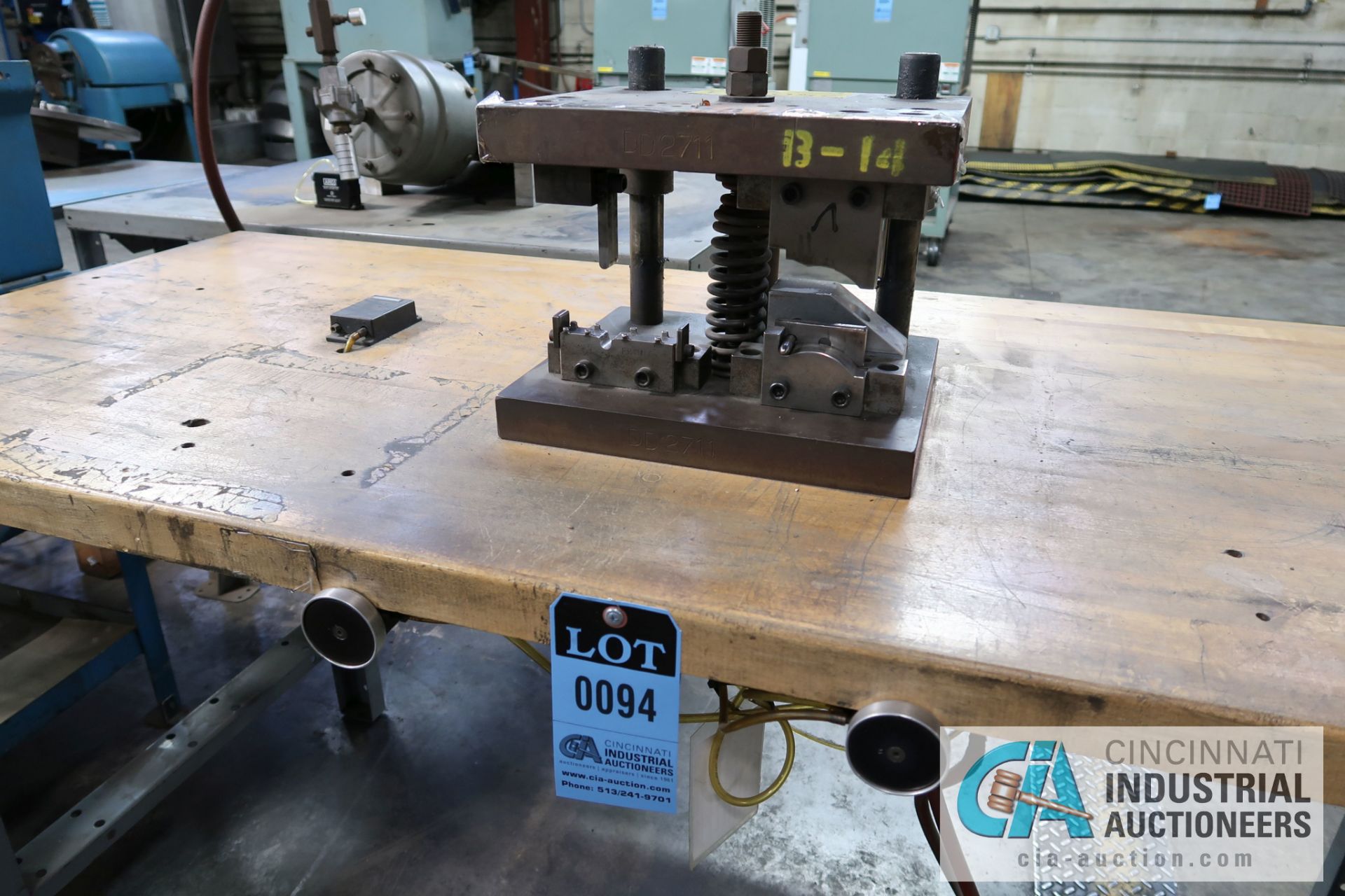 VOSS BUILT PNEUMATIC MAPLE TOP BENCH MOUNTED FORMING PRESS, ASSET # 250101, PALM CONTROLS ** - Image 2 of 5