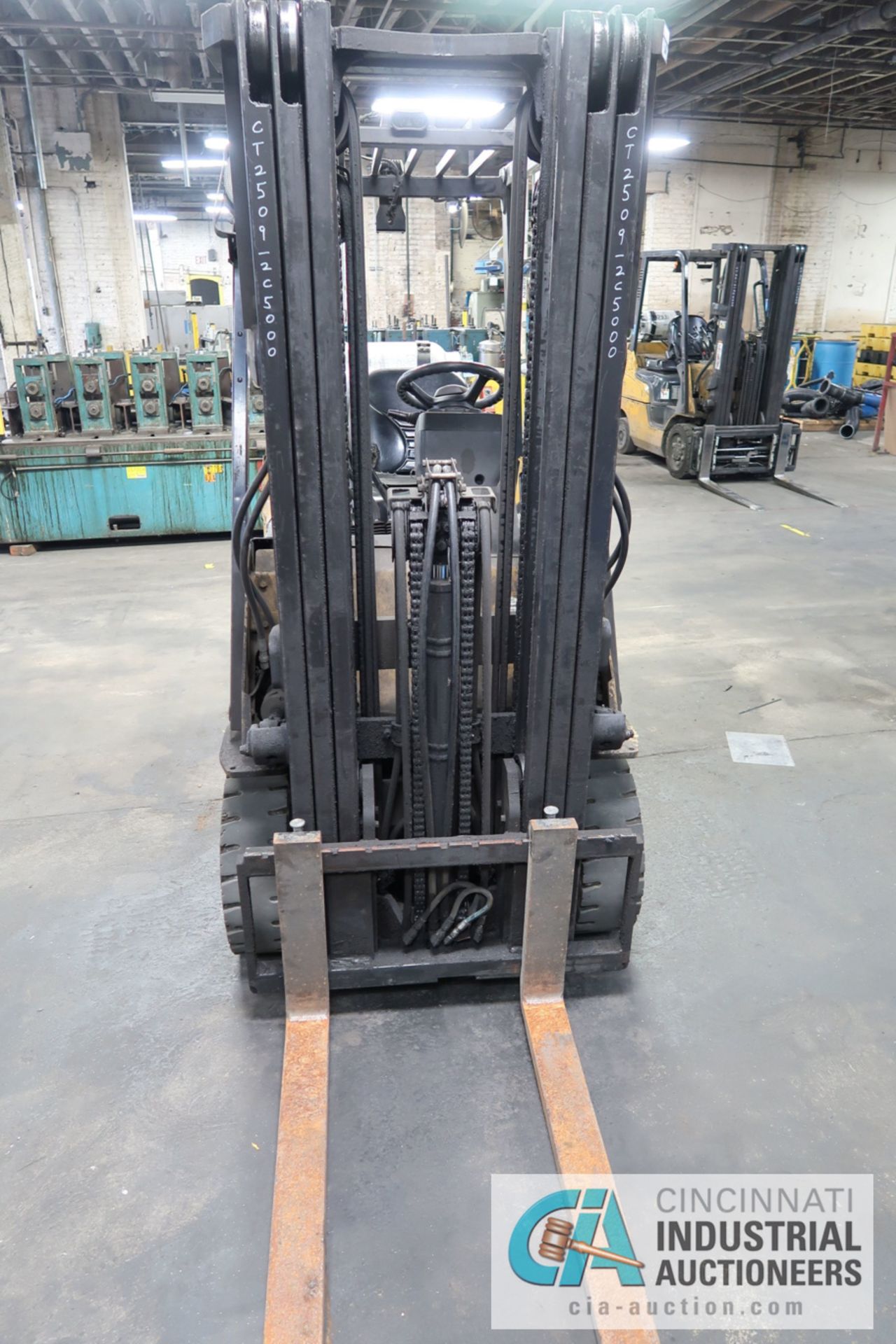 5,000 LB. CAPACITY CATERPILLAR MODEL 2C5000 LP GAS SOLID TIRE THREE-STAGE MAST LIFT TRUCK; S/N - Image 5 of 8