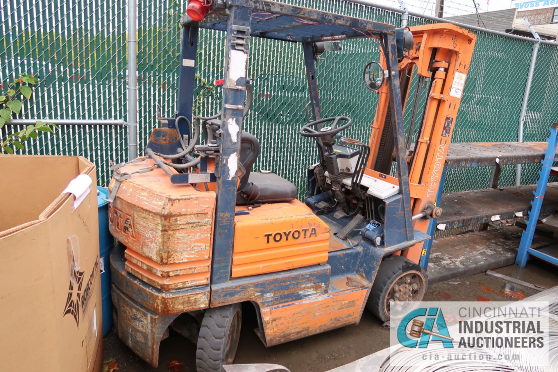 **4,700 LB. CAPACITY TOYOTA MODEL 5FGC25 LP GAS THREE-STAGE LIFT TRUCK; S/N 5FGC25-13576, 185 LIFT - Image 2 of 4