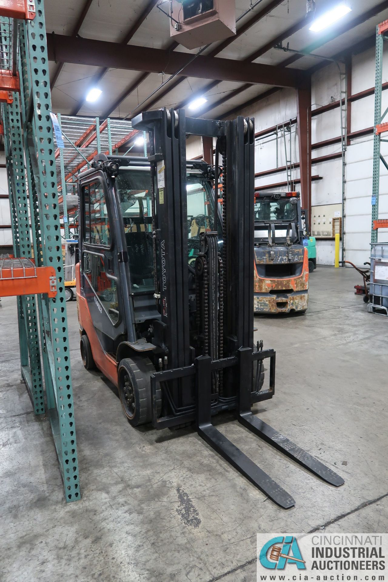 6,000 LB. TOYOTA MODEL 8FGC30 LP GAS CUSHION TIRE LIFT TRUCK; S/N 62260, 3-STAGE MAST, 87" MAST - Image 2 of 8