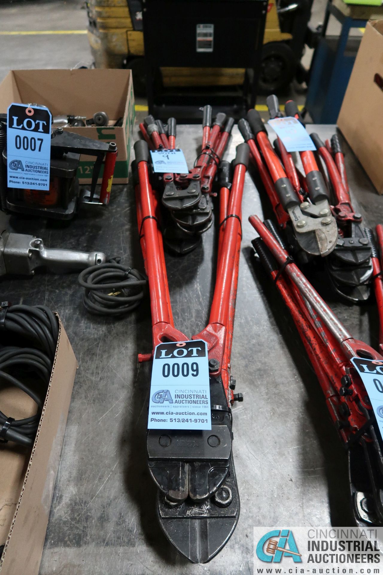 (LOT) MISCELLANEOUS SIZE LONG AND SHORT HANDLE BOLT CUTTERS