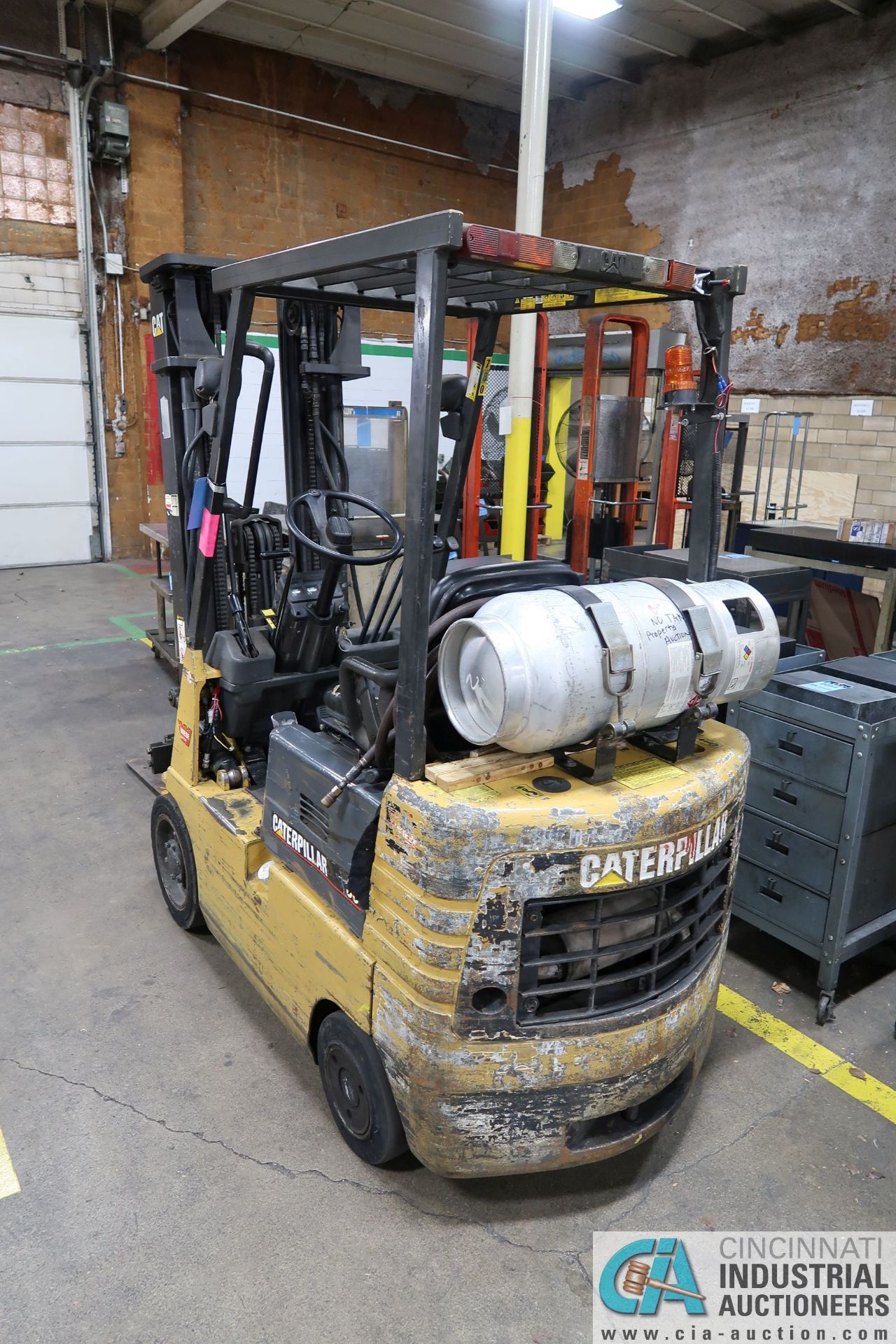 **3,000 LB. CATERPILLAR MODEL GC15 LP GAS THREE-STAGE MAST CUSHION TIRE LIFT TRUCK; S/N 2EM03376, - Image 4 of 8