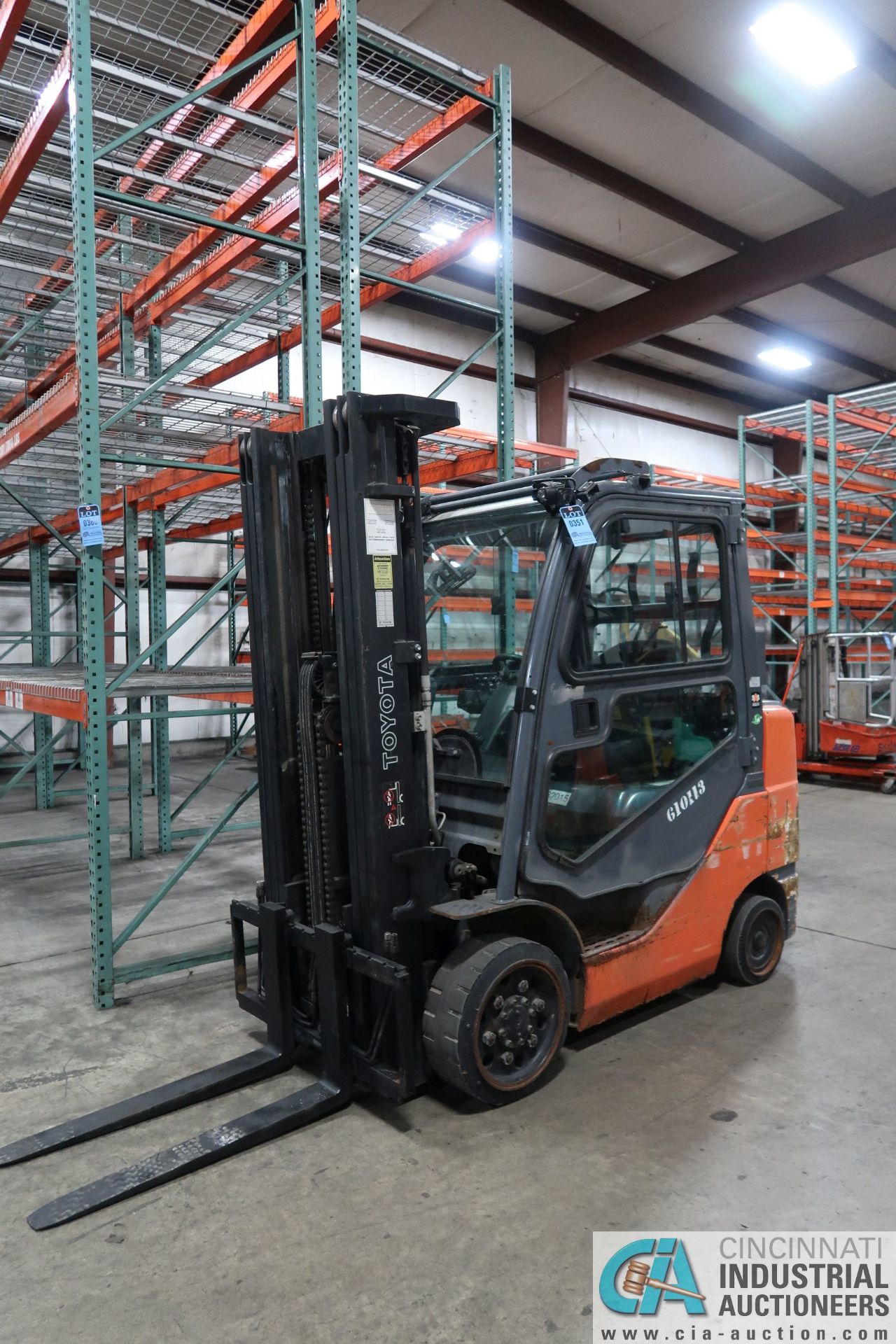 6,000 LB. TOYOTA MODEL 8FGC30 LP GAS CUSHION TIRE LIFT TRUCK; S/N 62260, 3-STAGE MAST, 87" MAST