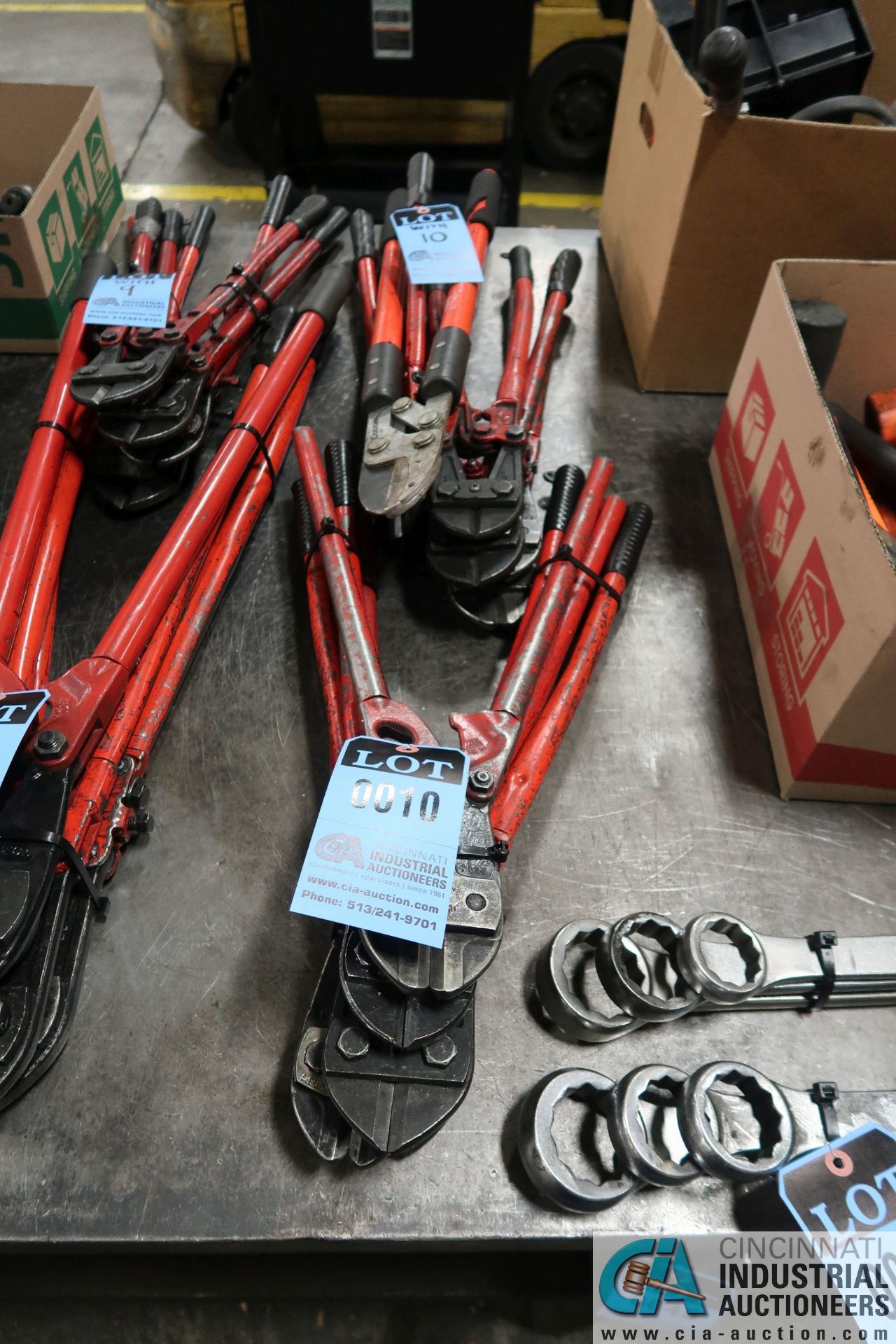 (LOT) MISCELLANEOUS SIZE LONG AND SHORT HANDLE BOLT CUTTERS