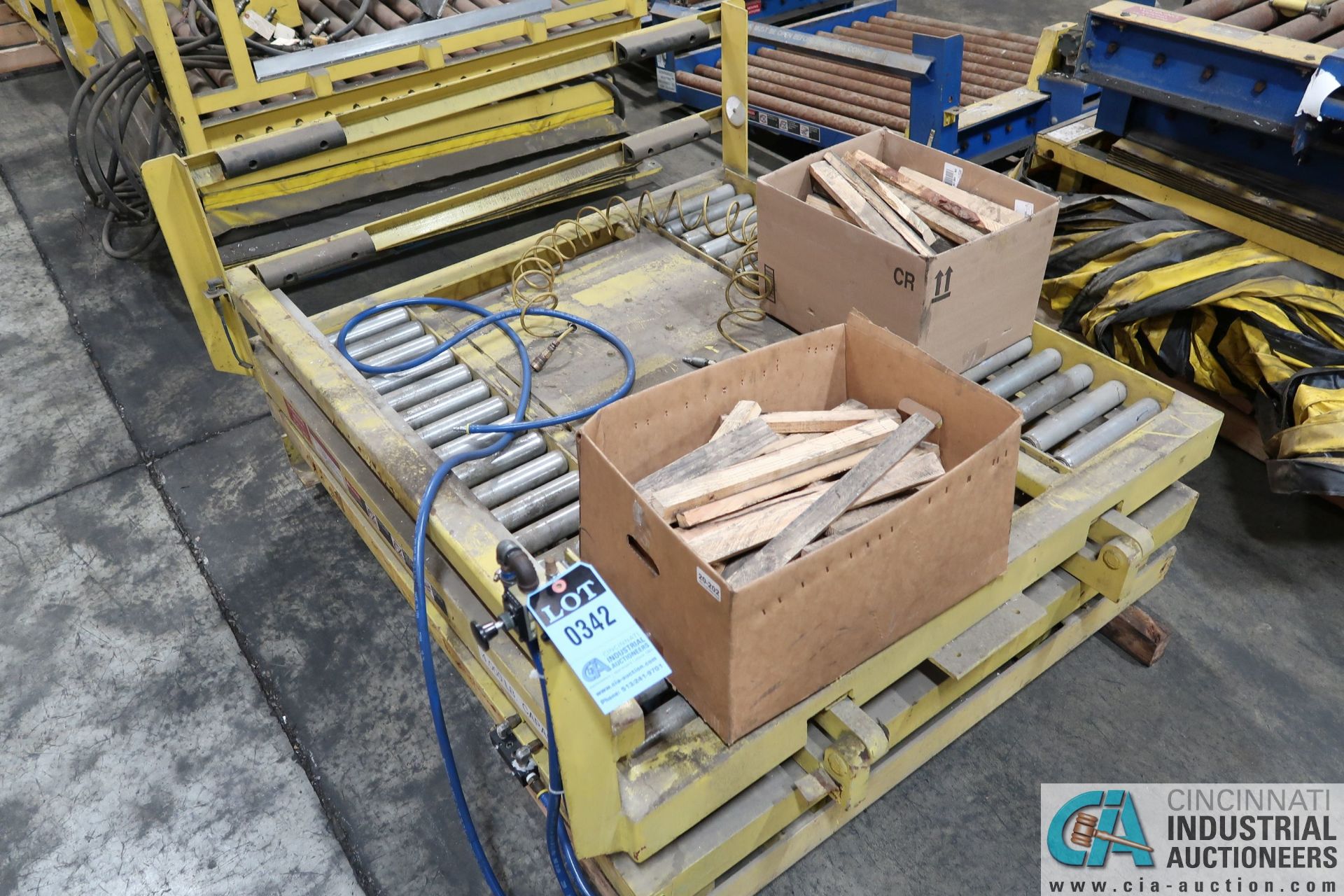 (LOT) MISCELLANEOUS POWERED ROLLER CONVEYOR LIFT TABLES - Image 2 of 10